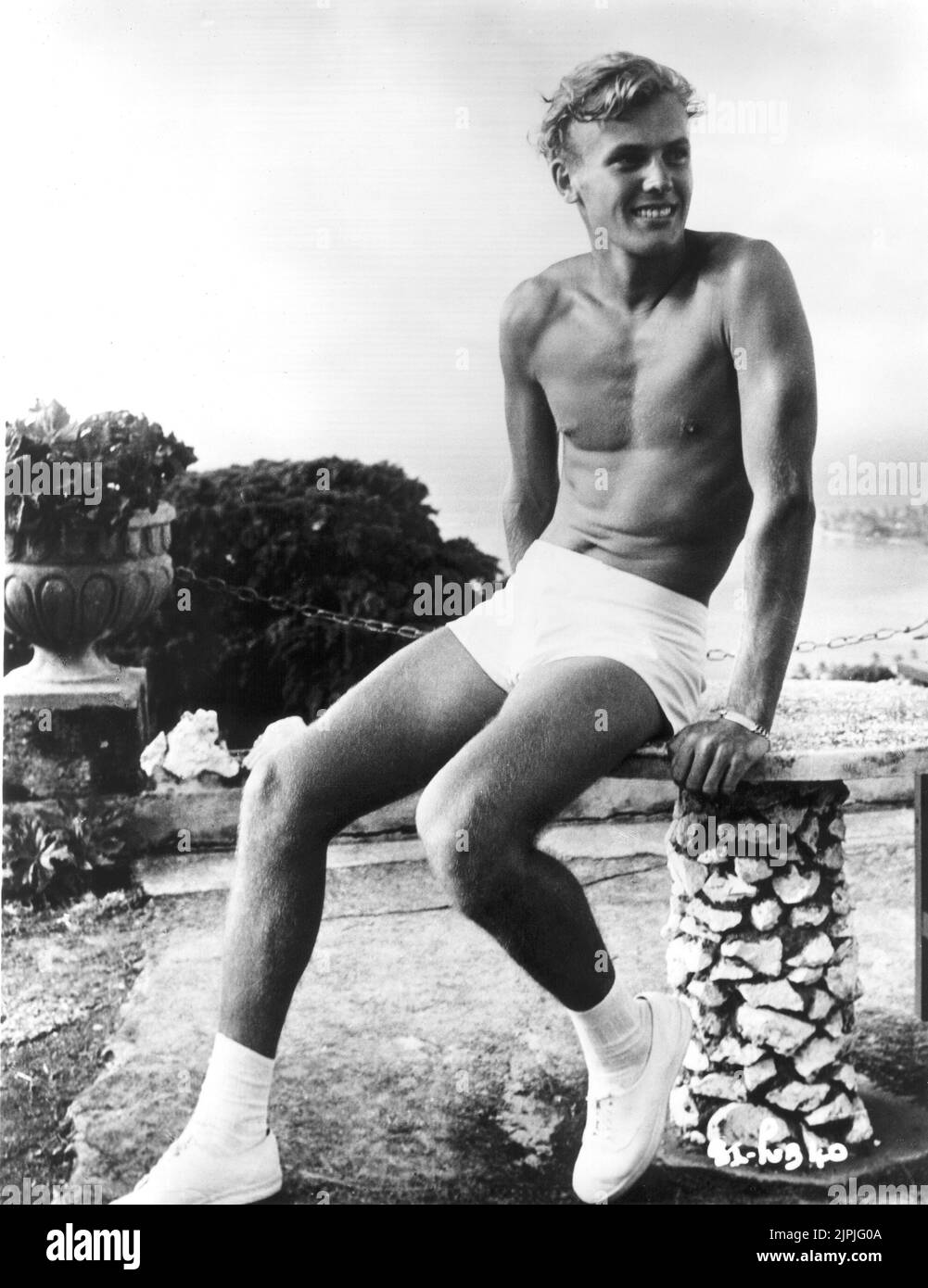 1952 ca.: EL actor estadounidense TAB HUNTER ( nombre real Arthur Gelien , nacido el 11 de julio de 1931 Nueva York ) - CINE - attore cinematografico - retrato - ritratto - pantalones - scarpe da ginnastica tenis - zapatos de fitness - símbolo de sexo - símbolo de sexo - sexsymbol - hollywood hunk - GAY - homosexual - homosexualidad - omosessuale - omosessualità - torso nudo - barechested - beefcake --- Archivio GBB Foto de stock
