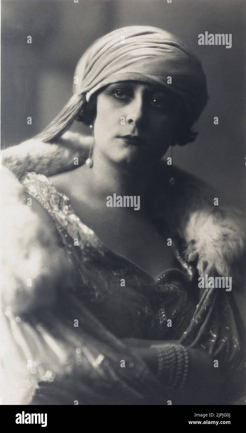 1920 c, TITALY : la actriz de cine en silencio LYDIA JOHNSON ( 1896 - 1969 ) , Madre de la actriz LUCY D'ALBERT - LIDIA - CINE MUTO - ATTRICE - TURBANTE - PERLE - ARTE DECO - VAMP - ANNI VENTI - 20's - 20's - 20 - orecchini - gotas para los oídos - turban - pelliccia - piel - braccialetto - pulsera - perle - perla - Perlas - joyas - gioiello - gioielli - divina - diva ---- Archivio GBB Foto de stock
