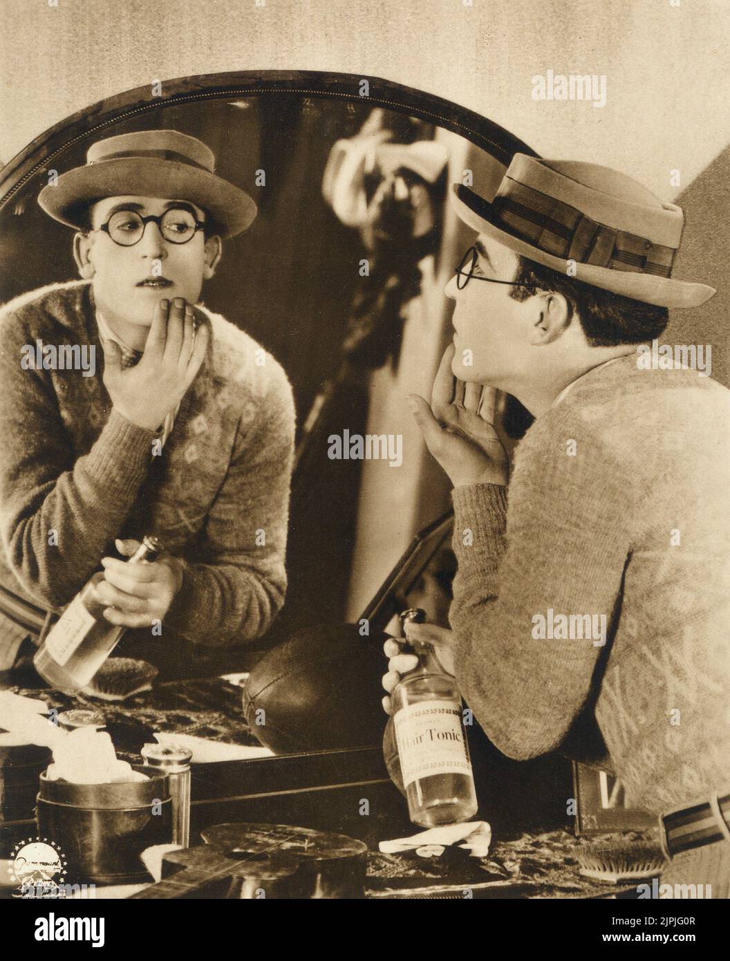 La película silenciosa actor americano HAROLD LLOYD ( 1893 - 1971 ) - CINE MUTO - comiche - tónico capilar - espejo - specchio - riflesso - reflejo - occhiali - gafas - sombrero - cappello --- Archivio GBB Foto de stock