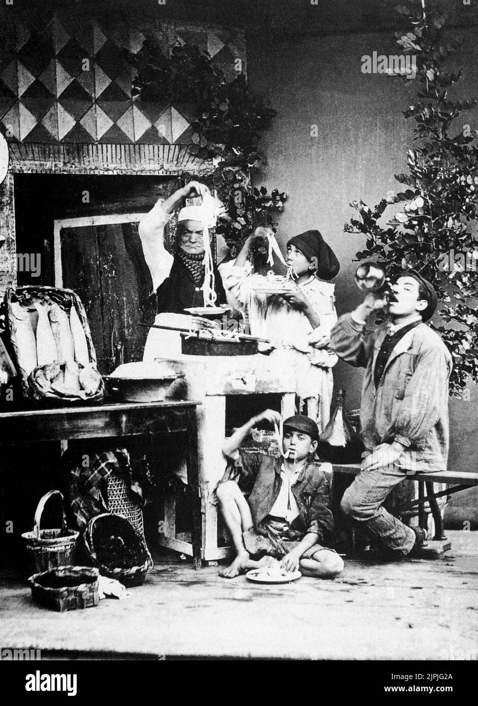 1870 aprox. , Nápoles , Italia : Una fotografía popular de GIORGIO SOMMER , Los comedores de macarrones ( MANGIATORI DI MACCHERONI ) - PASTA - NAPOLI - FOLCLORK - SCENA POLARE - FOTO STORICA - HISTORIA - mercato ---- Archivio GBB Foto de stock