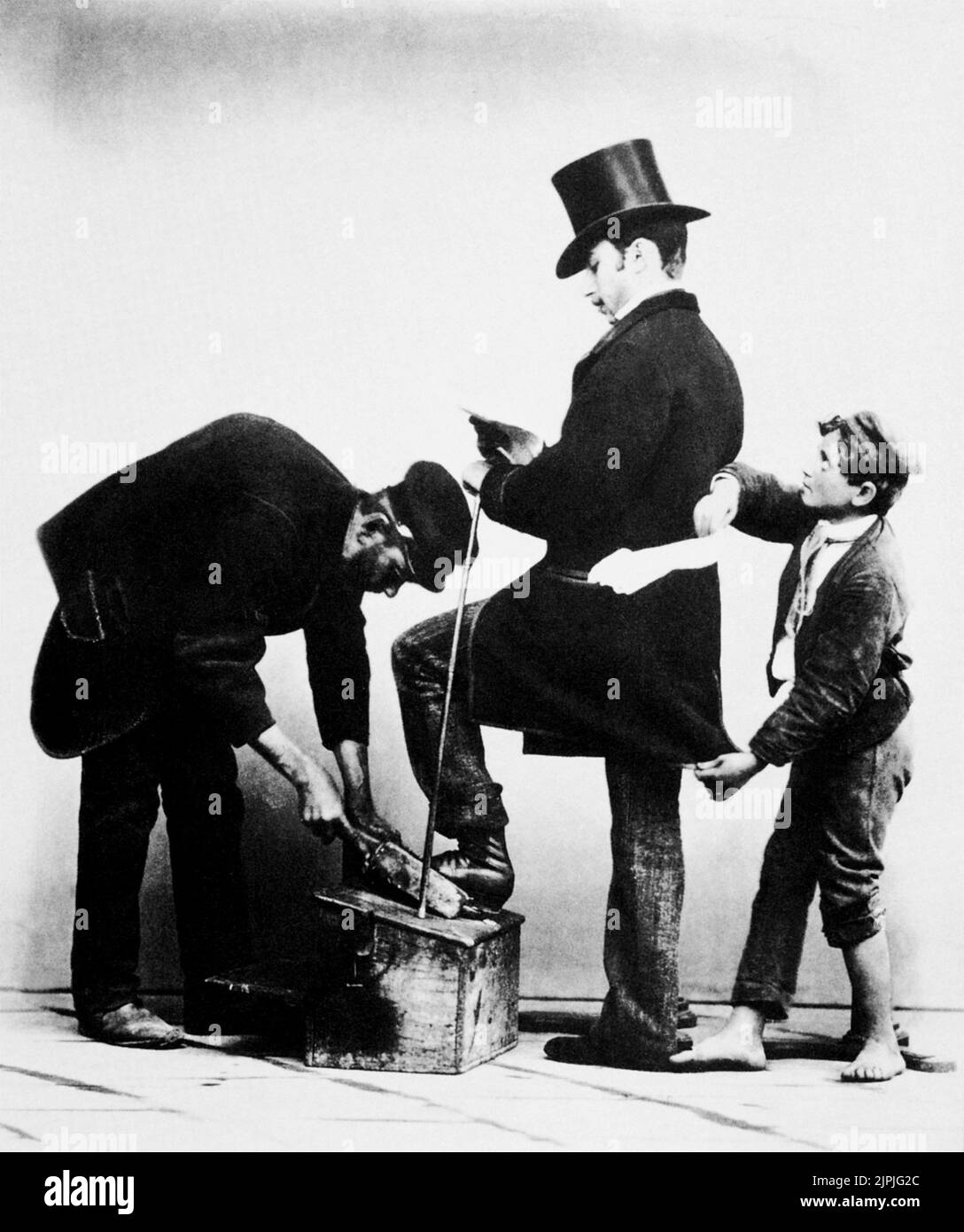 1870 aprox. , Nápoles , Italia : Una fotografía popular de GIORGIO SOMMER , el zapato brillante y el pequeño ladrón del pañuelo ( LUSTRASCARPE con MARIOLO di FAZZOLETTI ) - NAPOLI - FOLKLORE - SCENA POPOLARE - FOTO STORICA - HISTORIA - negro de zapato - cappello a cilindro - zapatos - scarpe - monello - scugnizzo - sciuscià - gobbo - gobba - jorobado - Sciuscià --- Archivio GBB Foto de stock