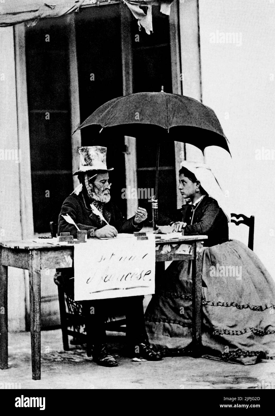 1870 aprox. , Nápoles , Italia : Una fotografía popular de GIORGIO SOMMER al secretario pubblico Lo SCRIVANO PUBBLICO - Si treduce dal francese ) - NAPOLI - FOLKLORE - SCENA POPOLARE - FOTO STORICA - HISTORIA - sombrero - cappello a cilindro - penna d' oca - ombrelo - paraguas - traduttore - traslator --- Archivio GBB Foto de stock