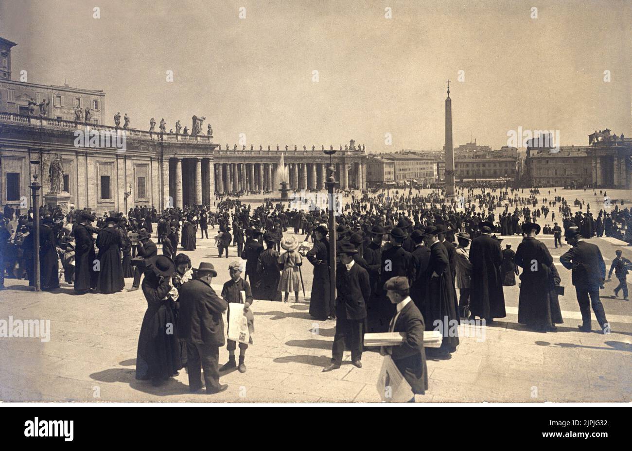 1905 aprox. Roma , Italia : PIAZZA San PIETRO - VATICANO - ROMA - FOTO STORICHE - ITALIA - HISTORIA - venditore di giornali ambulante - strillone - giornalaio - Plaza san Pedro --- Archivio GBB Foto de stock