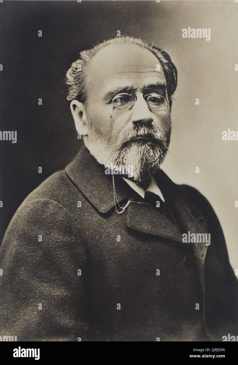 El célebre escritor francés Emile ZOLA ( 1840 - 1902 ) - NATURALISMO - NATURALISMO - SCRITTORE - LETTERATURA - LITERATURA - OCCHIALI - pincenez - pince-nez - gafas - barba e baffi - barba ---- Archivio GBB Foto de stock