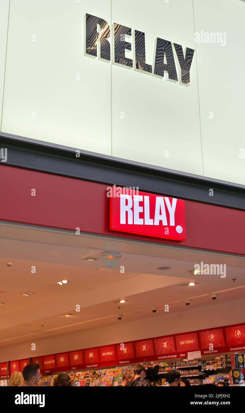 Una tienda Relay H en la Terminal 2E en el aeropuerto CDG, Roissy FR Foto de stock