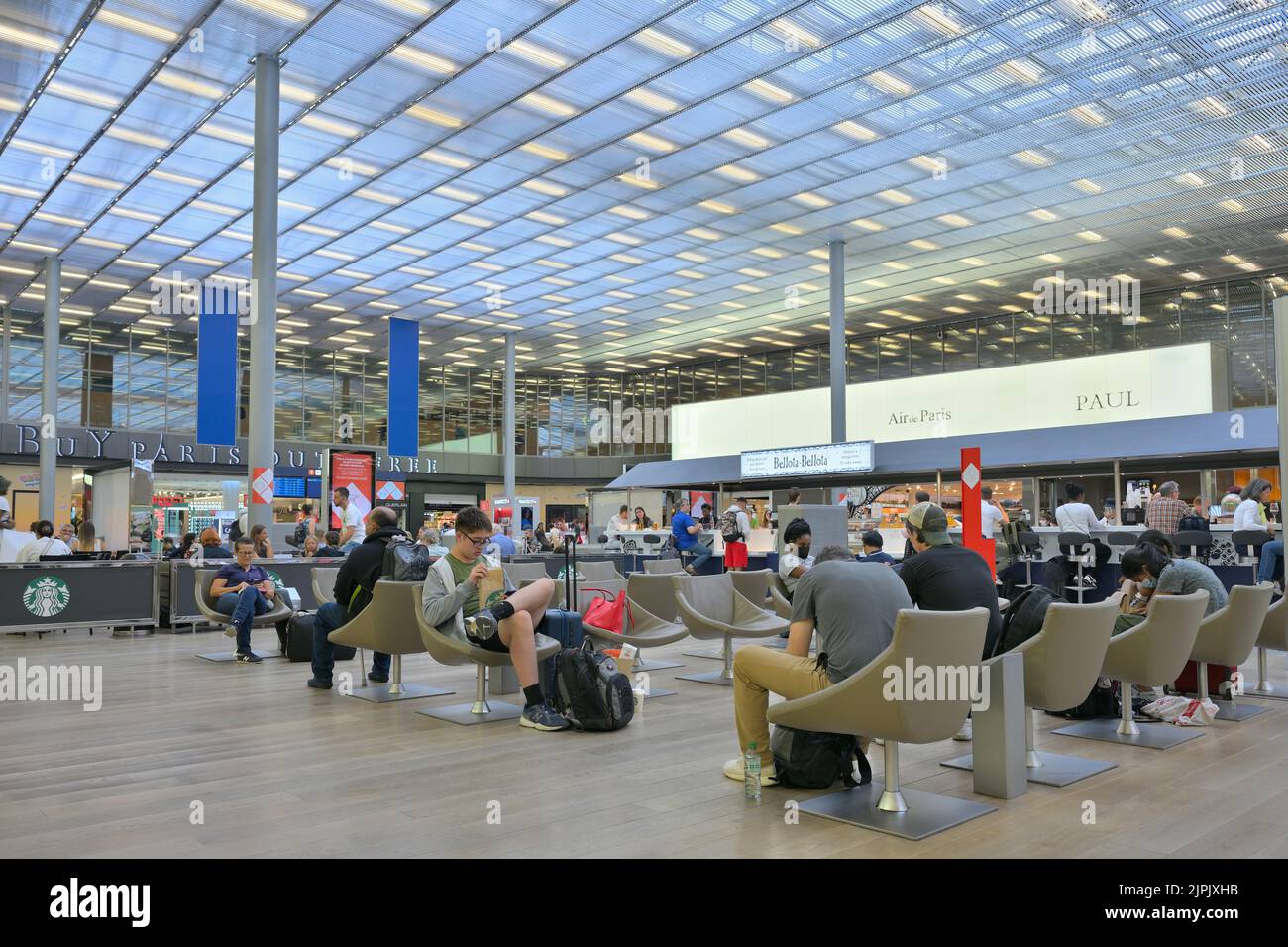 La moderna terminal M de salida de la Terminal 2E en el aeropuerto CDG, París Roissy FR Foto de stock