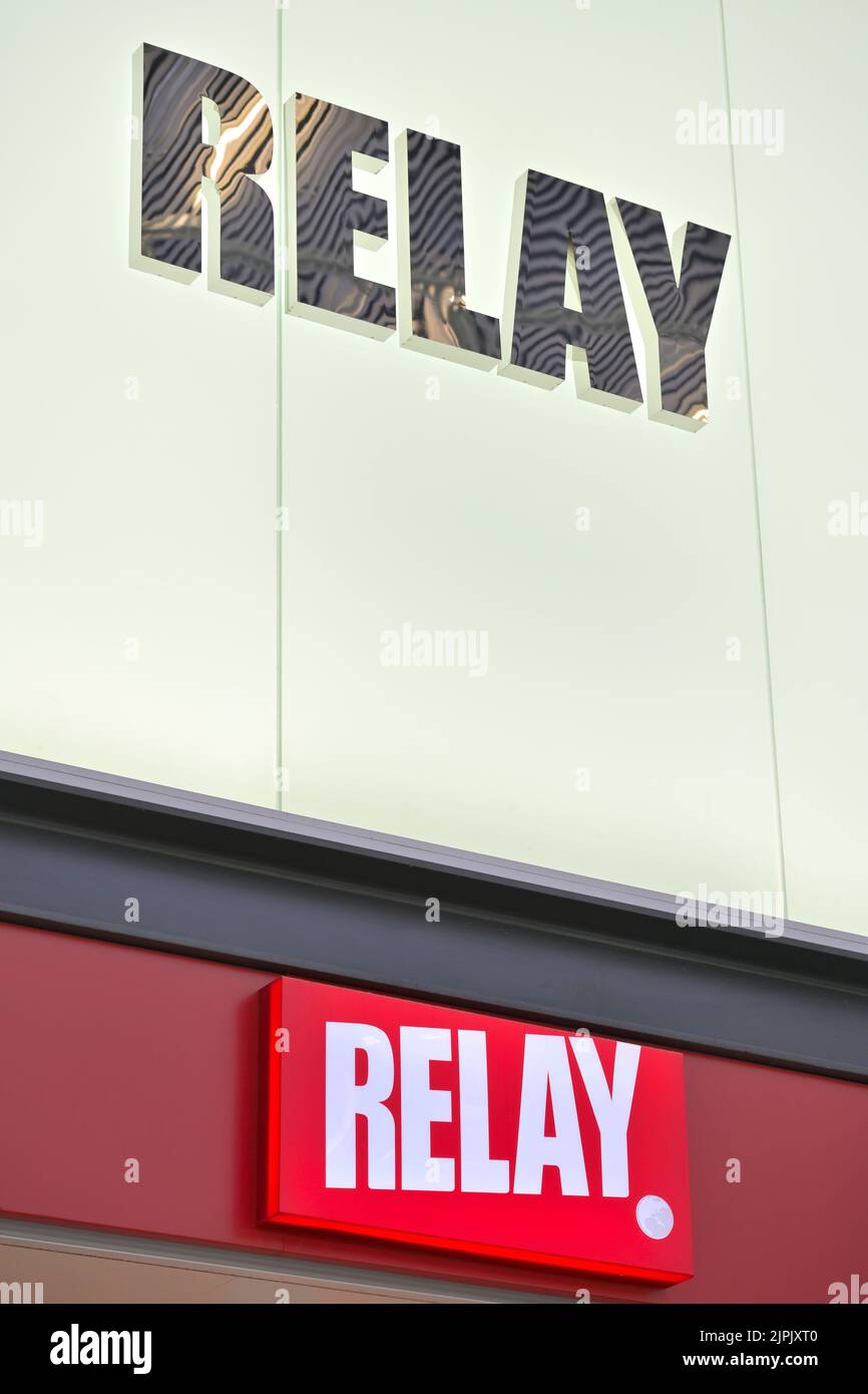 Una tienda Relay H en la Terminal 2E en el aeropuerto CDG, Roissy FR Foto de stock