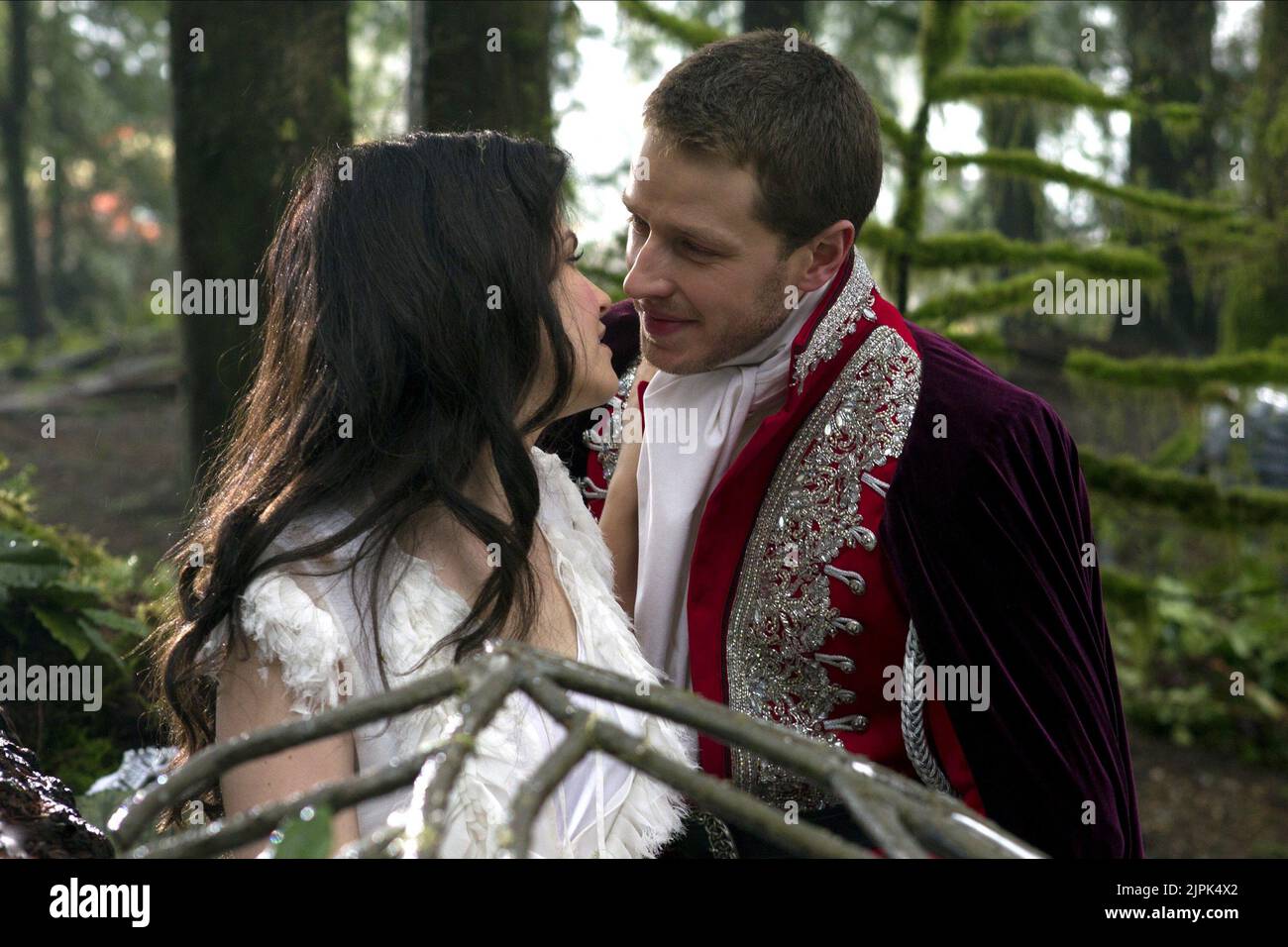 Ginnifer goodwin y josh dallas fotografías e imágenes de alta