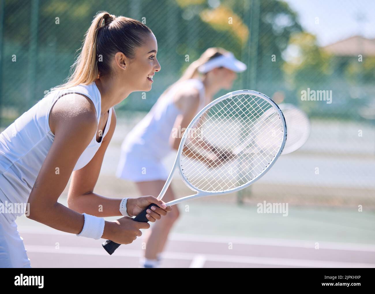 Jugadora de tenis o deportiva con raqueta y equipo deportivo jugando un partido en la cancha de deporte al aire libre. Niña en forma disfrutando de la manía, el ejercicio o. Foto de stock