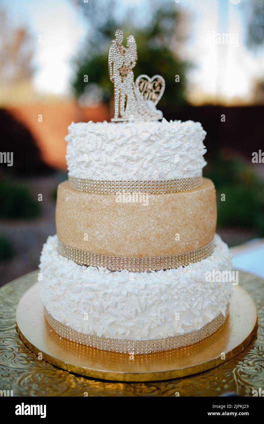 Pastel de bodas de oro fotografías e imágenes de alta resolución - Alamy