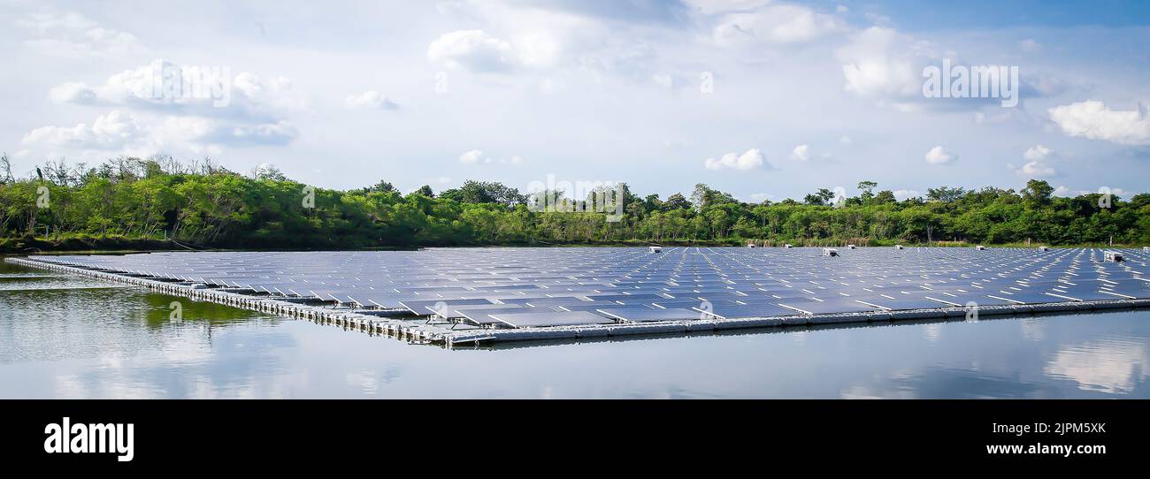 concepto de energía renovable de la estación solar flotante Foto de stock