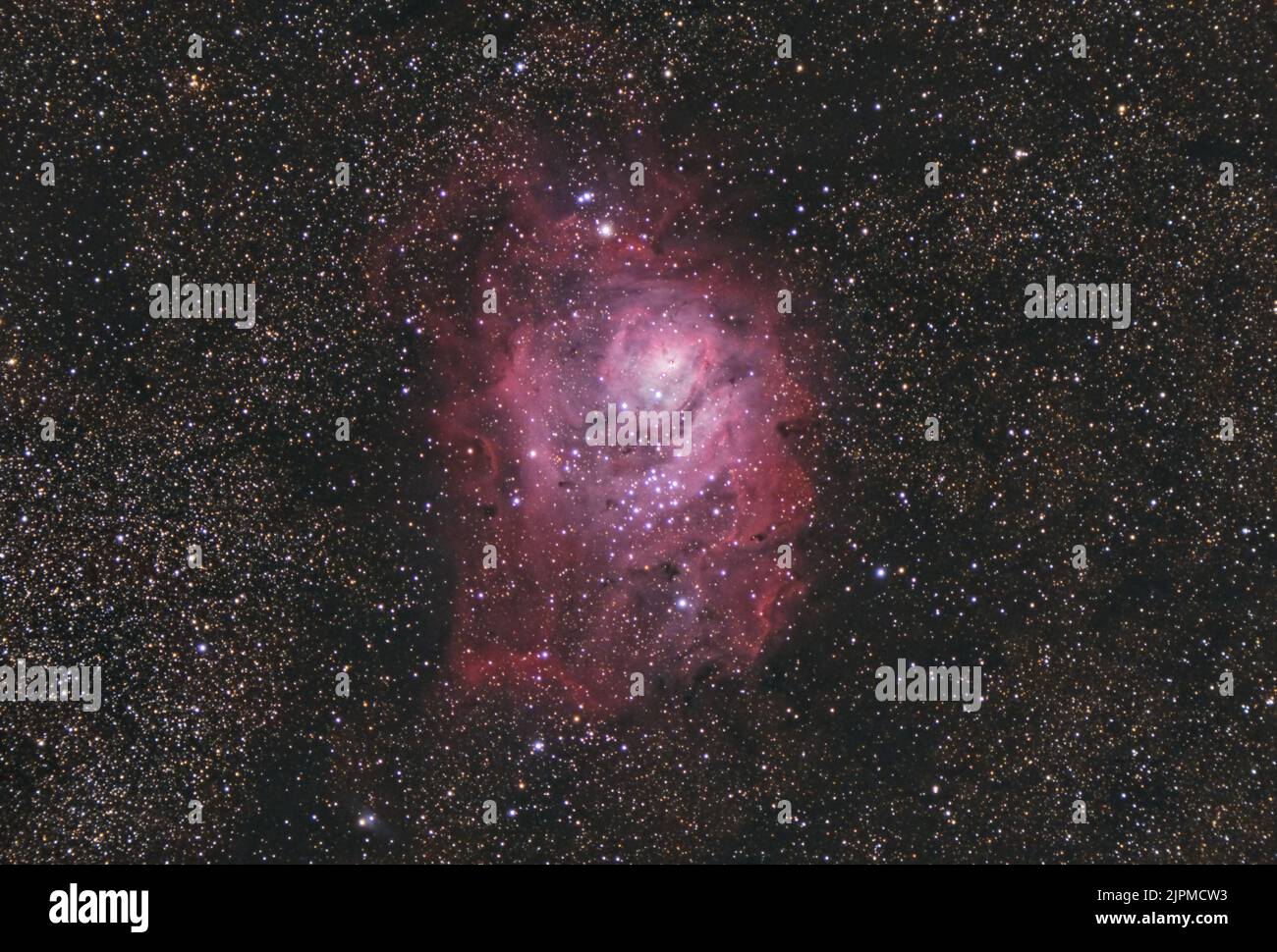 La Nebulosa de la Laguna , Messier 8 o NGC 6523, es una nube interestelar gigante en la constelación de Sagitario Foto de stock