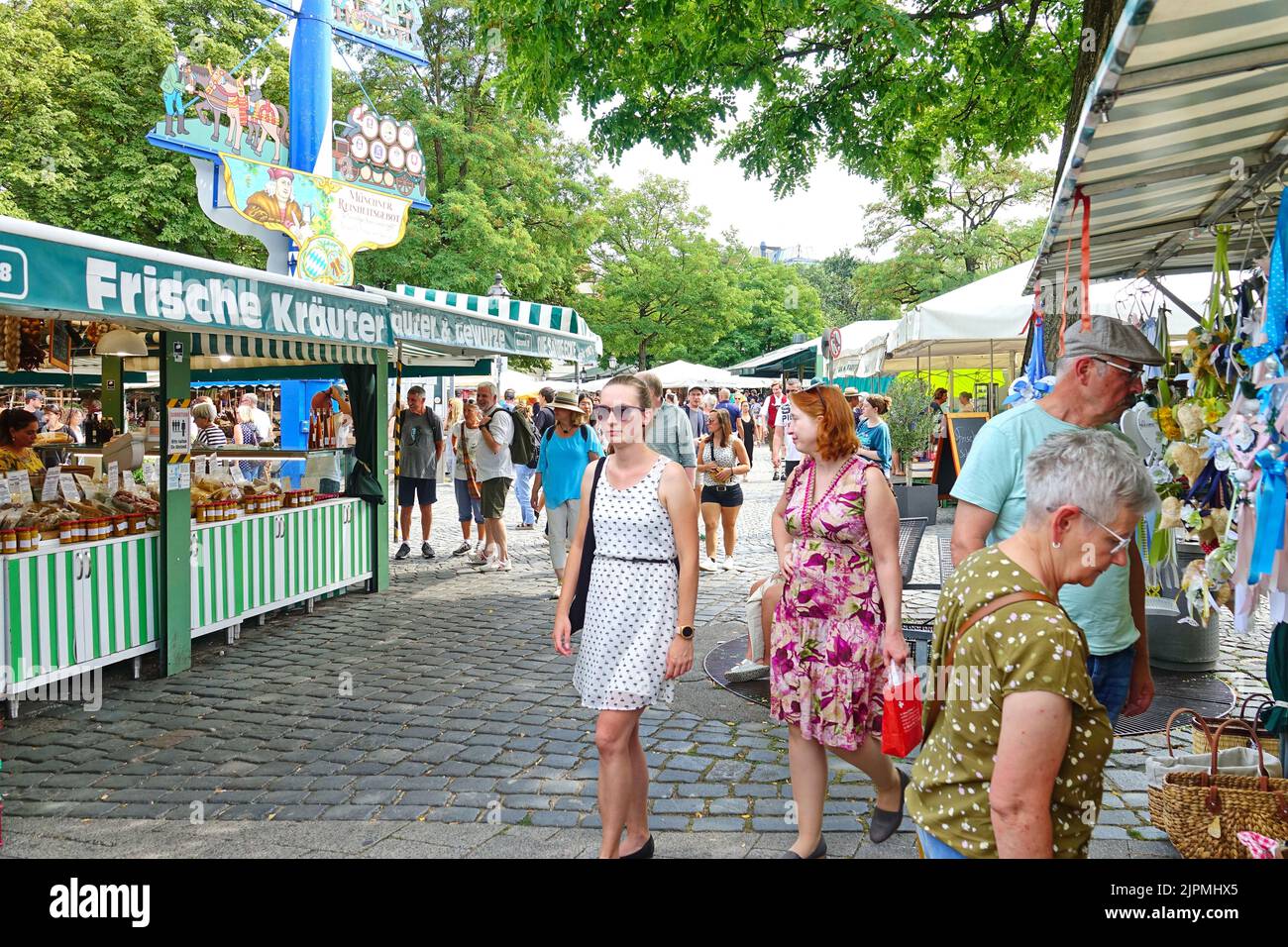 La gente del Viktualienmarkt de Munich. El mercado de alimentos permanente más famoso de Múnich. Munich, ALEMANIA - Agosto de 2022 Foto de stock