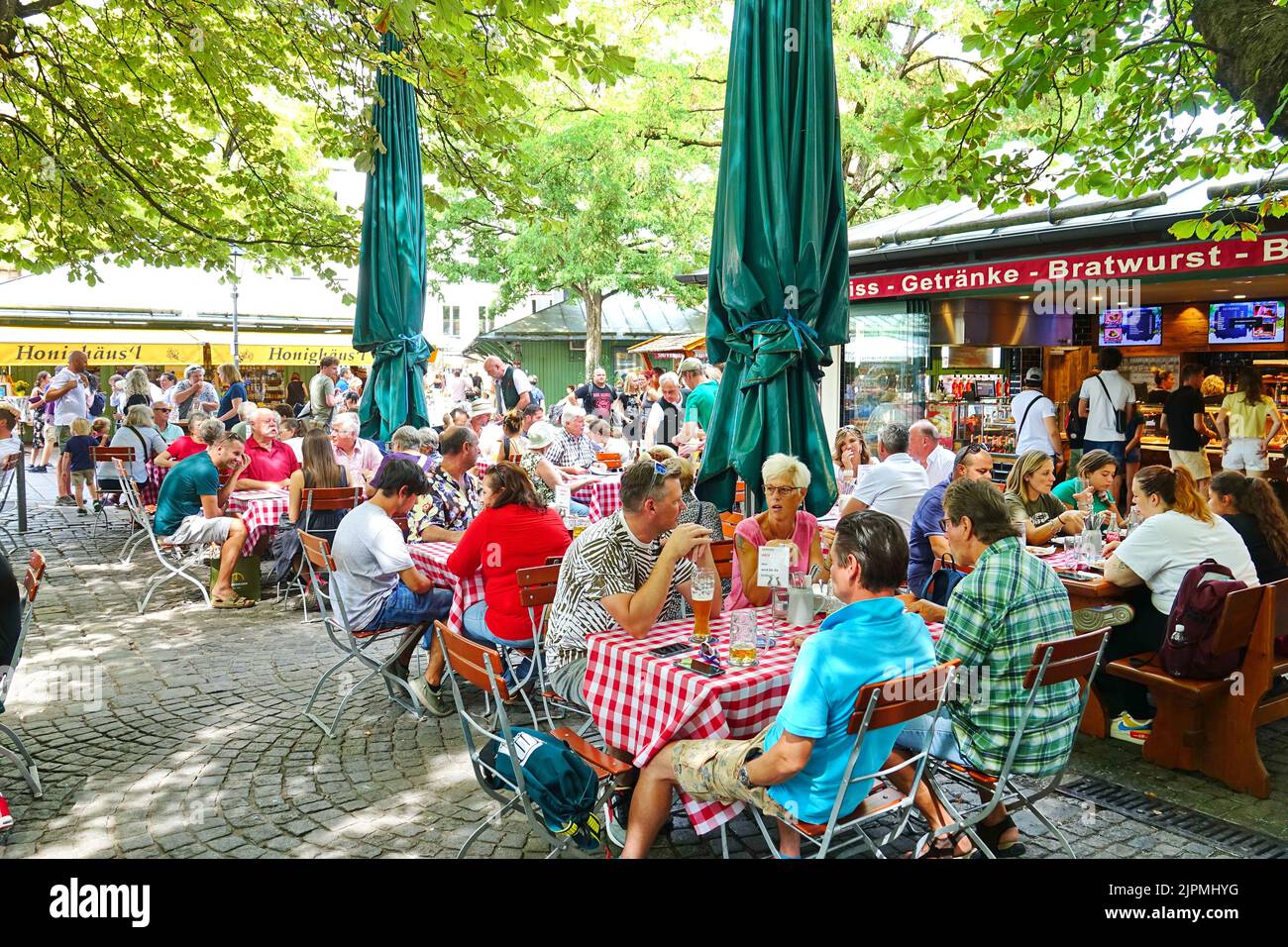 La gente del Viktualienmarkt de Munich. El mercado de alimentos permanente más famoso de Múnich. Munich, ALEMANIA - Agosto de 2022 Foto de stock