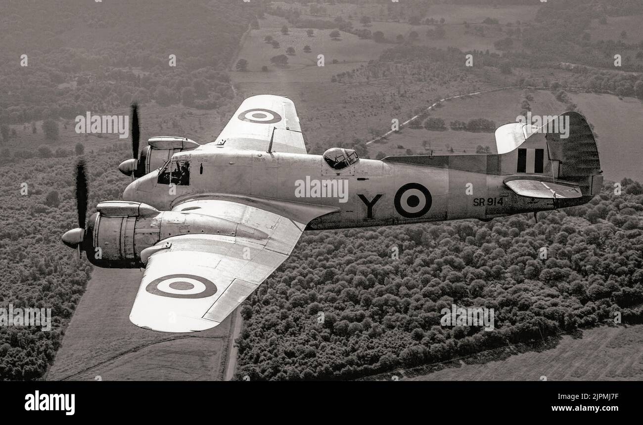 El Bristol Type 156 Beaufighter fue un avión británico multirol, originalmente concebido como una variante de caza pesada del torpedero de Bristol Beaufort. Resultó ser un eficaz luchador nocturno, que entró en servicio con la Real Fuerza Aérea durante la Batalla de Gran Bretaña, su gran tamaño le permite transportar armamento pesado y un radar de interceptación aérea temprana sin importantes sanciones por rendimiento. Más tarde se convirtió en un avión multirol para ataque terrestre con cohetes, bombardero torpedo y un avión de ataque marítimo/terrestre, principalmente con el Comando Costero de la RAF. Foto de stock
