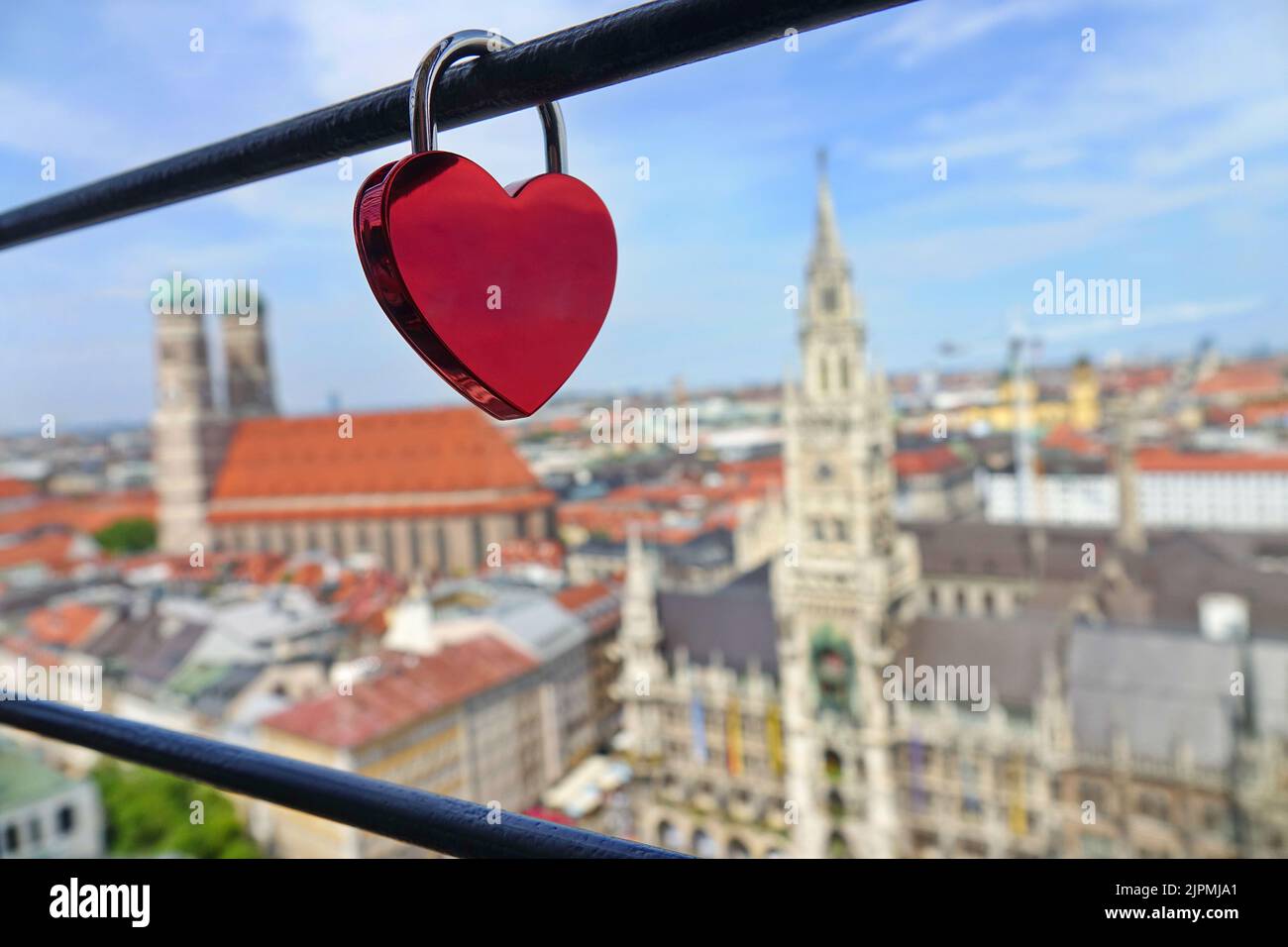 Una cerradura en forma de corazón, y en el fondo vista panorámica del antiguo edificio de arquitectura gótica medieval del Ayuntamiento de Marienplatz. Cuadrado. Múnich, Foto de stock