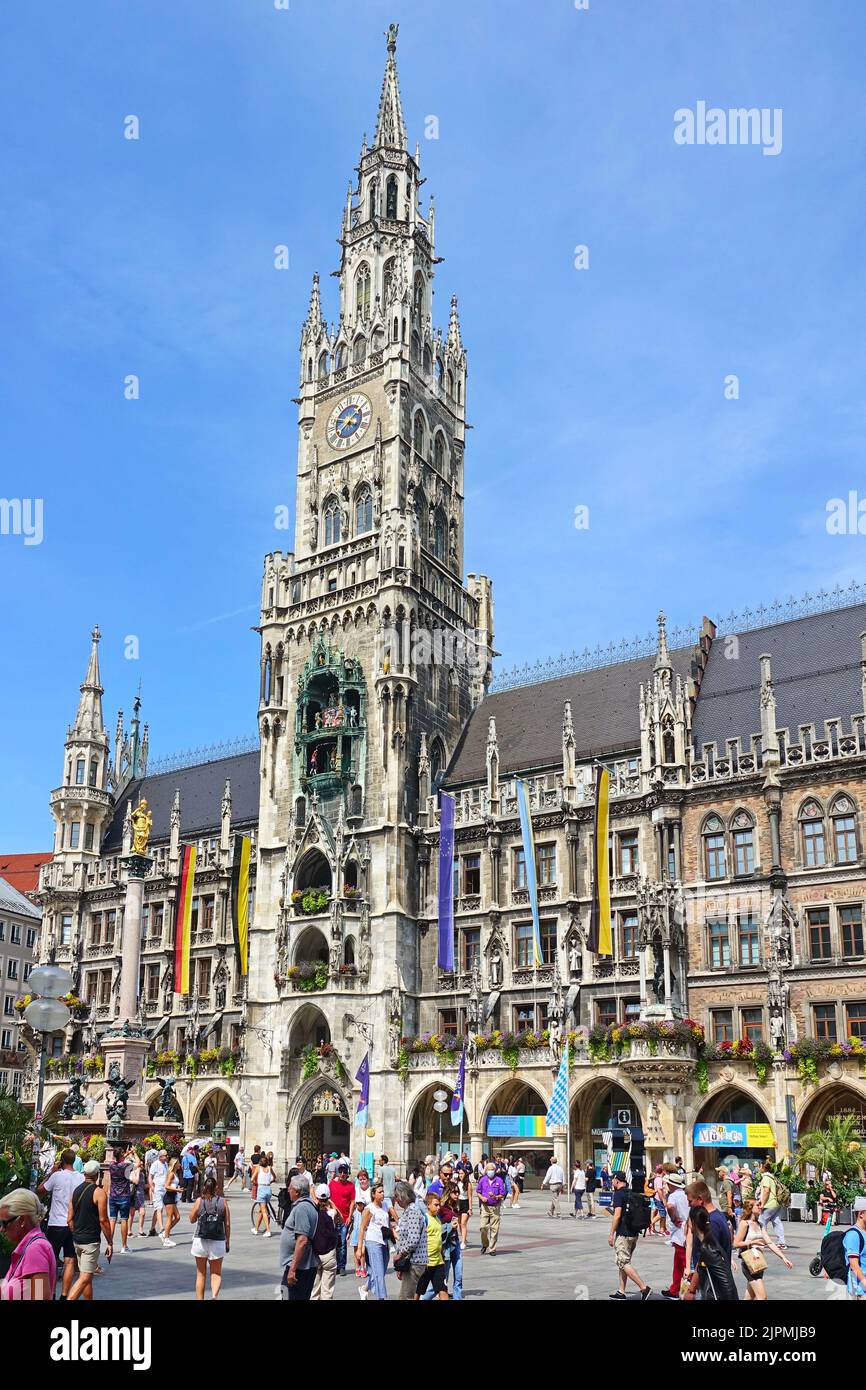 Vista panorámica del edificio del Ayuntamiento de Marienplatz, de arquitectura gótica medieval. Cuadrado. Munich, ALEMANIA - Agosto de 2022 Foto de stock