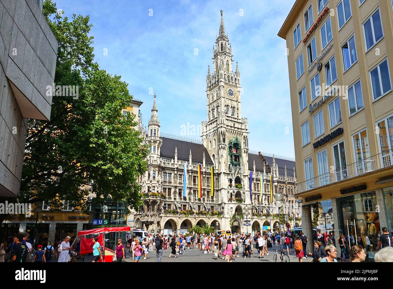 Vista panorámica del edificio del Ayuntamiento de Marienplatz, de arquitectura gótica medieval. Cuadrado. Munich, ALEMANIA - Agosto de 2022 Foto de stock