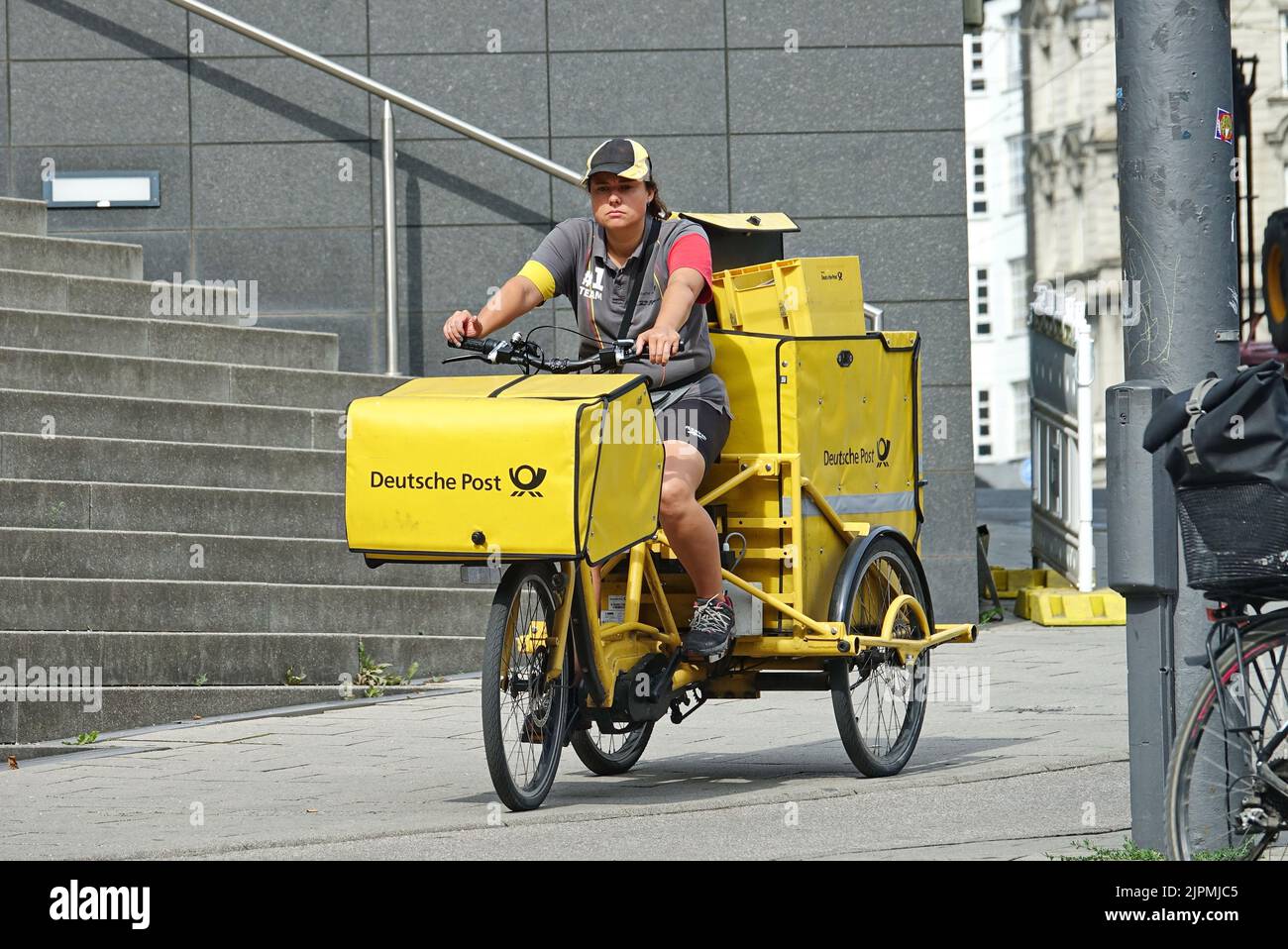 Entrega de correo en bicicleta fotografías e imágenes de alta resolución -  Página 2 - Alamy