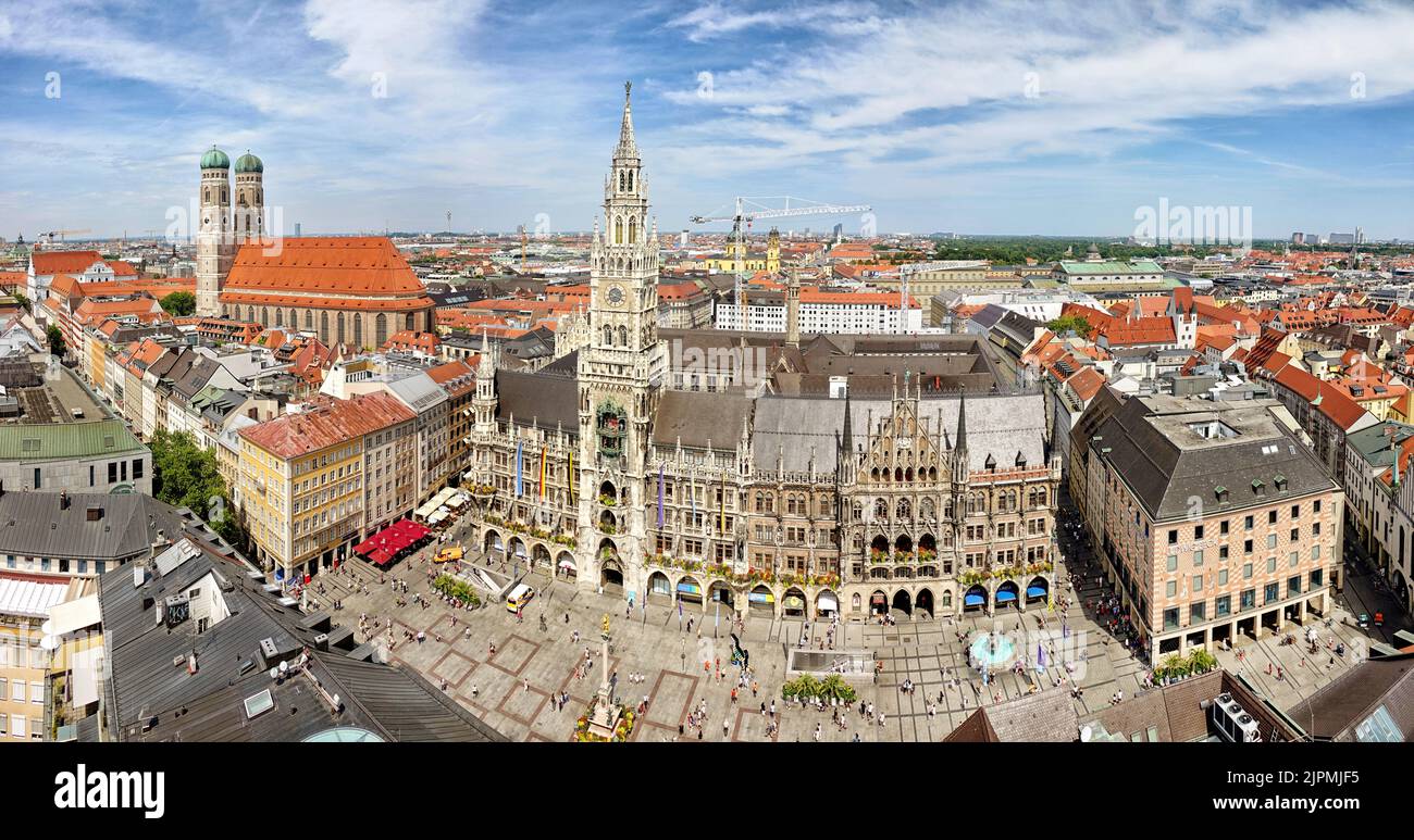 Vista panorámica del edificio del Ayuntamiento de Marienplatz, de arquitectura gótica medieval. Cuadrado. Munich, ALEMANIA - Agosto de 2022 Foto de stock