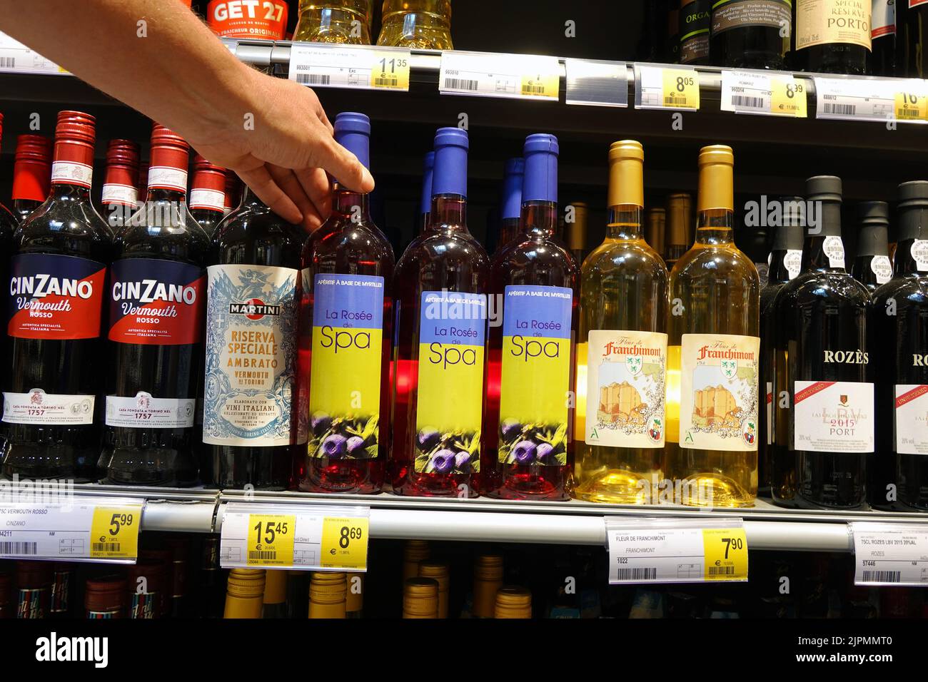 Vinos regionales en un supermercado local Foto de stock