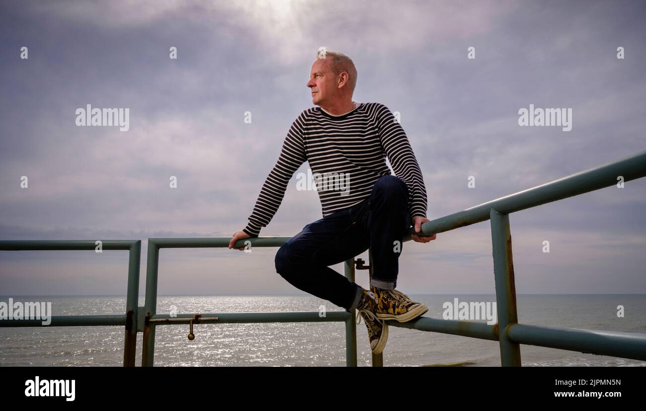 Sólo para uso editorial - Norman Cook fotografiado en su casa frente al mar en Hove, East Sussex, Reino Unido. Marzo 2022. Foto de Jim Holden Foto de stock