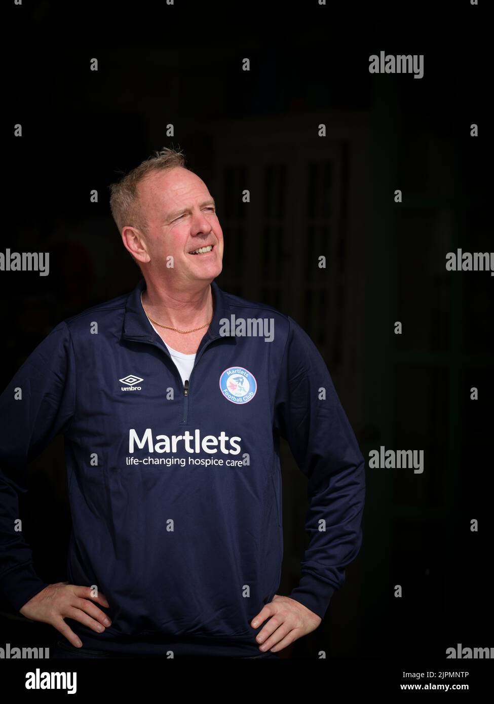 Sólo para uso editorial - Norman Cook con la camiseta de fútbol elegida por la organización benéfica Martlets. Fotografiado en su casa frente al mar en Hove, East Sussex, Reino Unido. Marzo 2022. Foto de Jim Holden Foto de stock