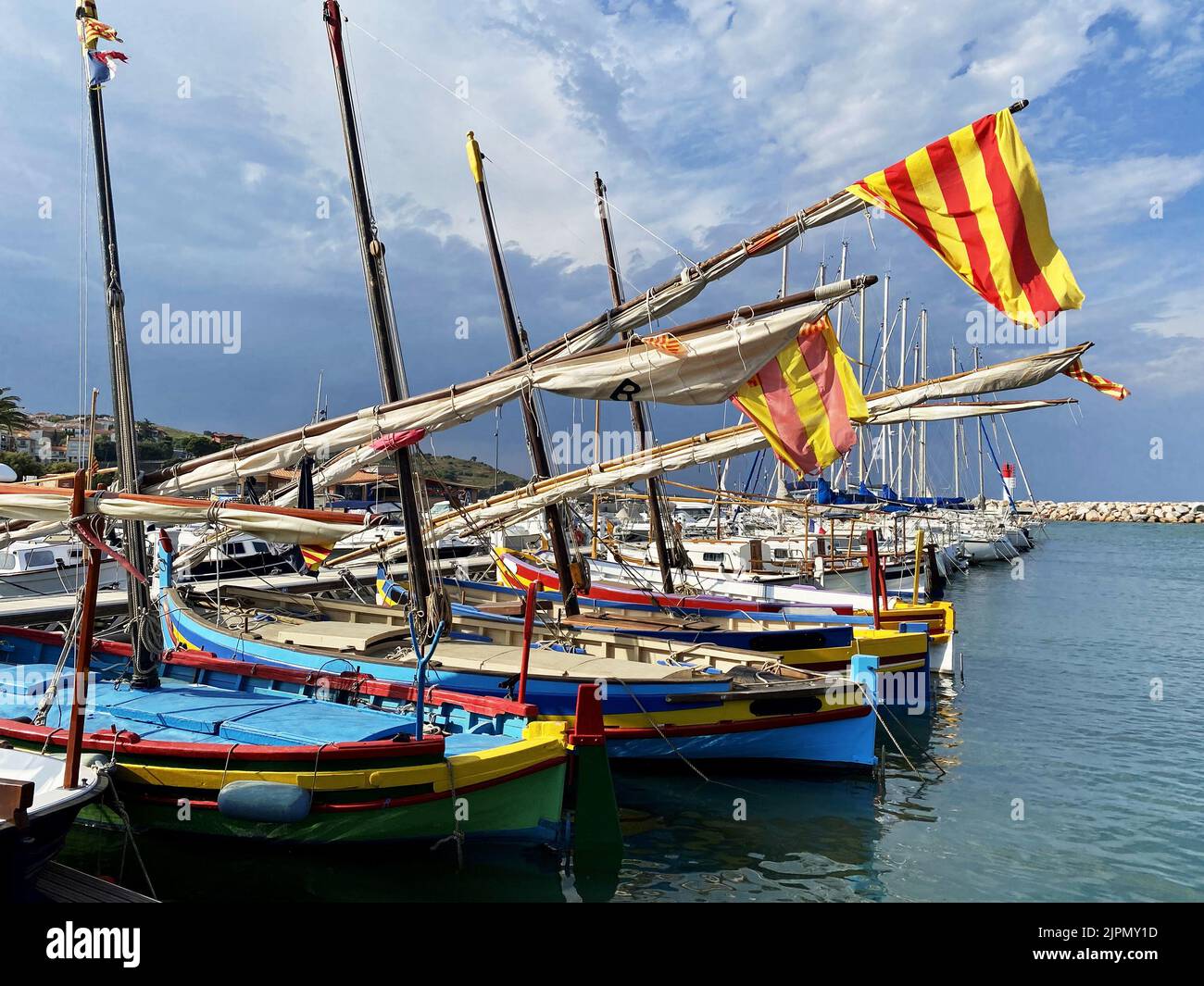 Barcazas catalanas con bandera catalana en mástil Foto de stock