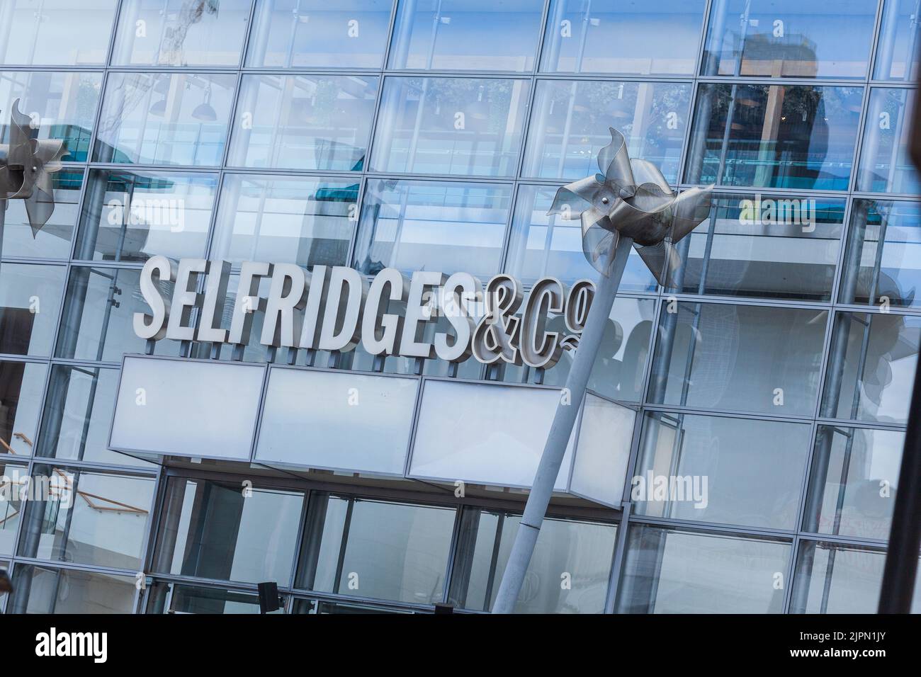 Cartel de Selfridges con frente de vidrio en Manchester, Reino Unido Foto de stock