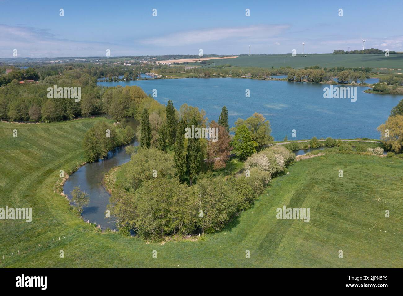 Francia, Sena Marítimo, Gamaches, La Bresle meandro con el Gamaches al aire libre y centro de ocio, lago (vista aérea) // Francia, Sena Marítimo (76), G Foto de stock