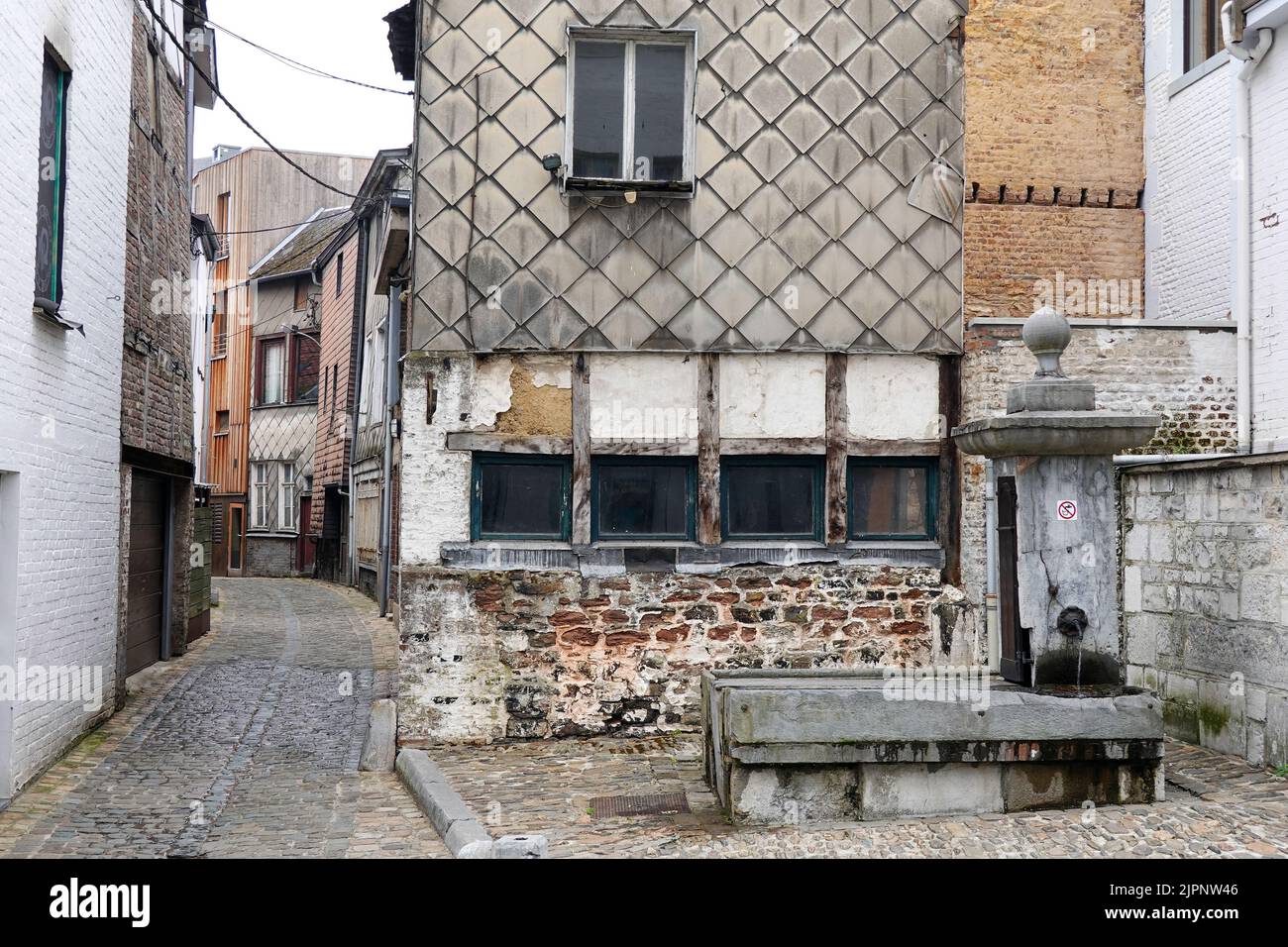 Fuente en el centro histórico de la ciudad de Stavelot, Bélgica Foto de stock