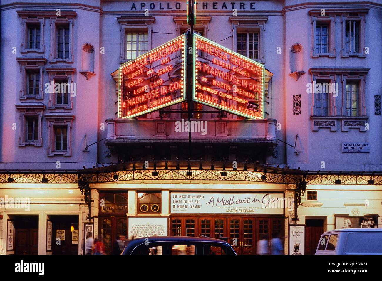 Producción del West End de la obra de un manicomio en Goa (por Martin Sherman), en el teatro Apollo (Shaftesbury Avenue), Londres. En el Reino Unido. Circa 1989 Foto de stock