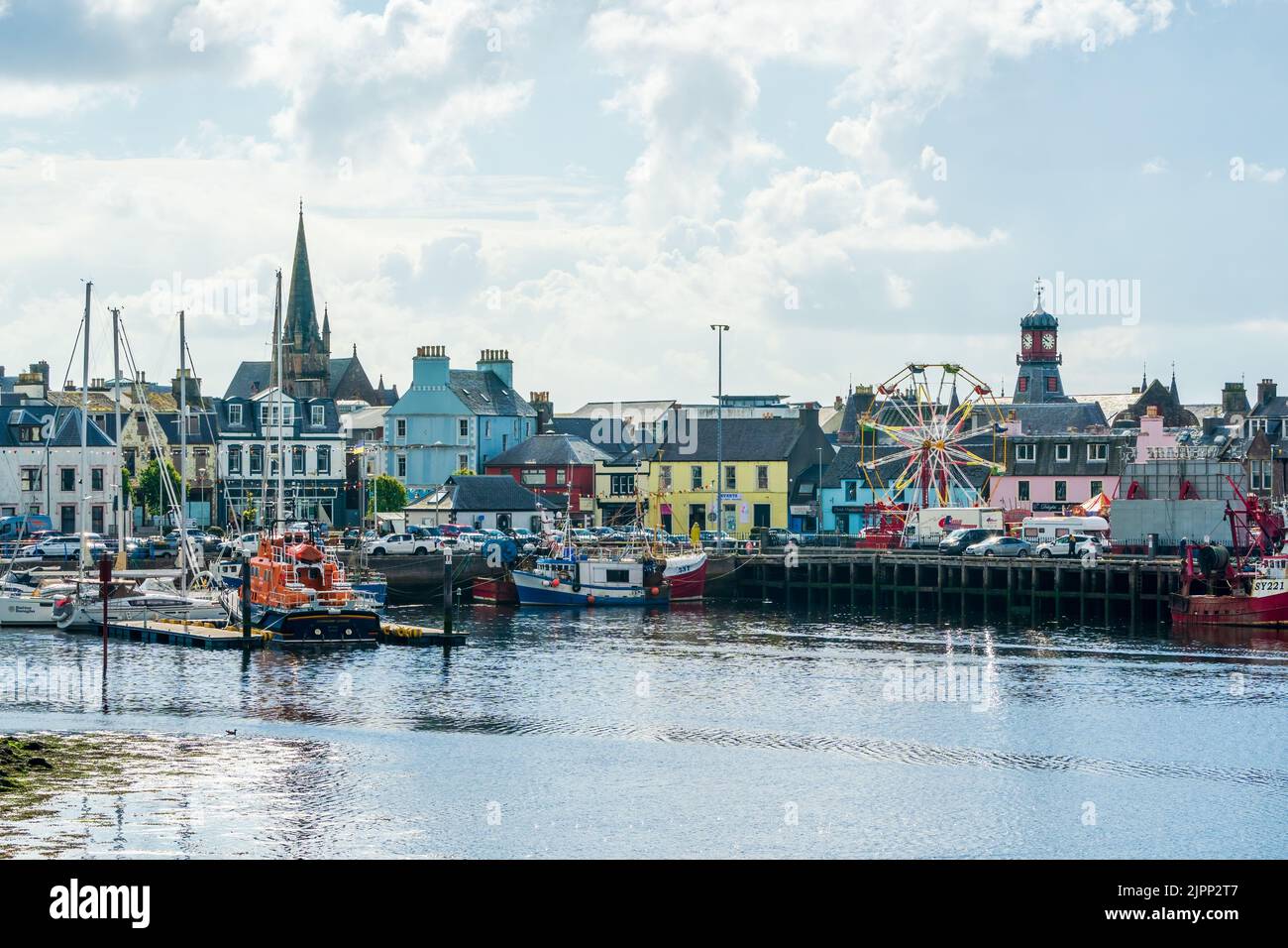 STORNOWAY, ISLA DE LEWIS, ESCOCIA, 05 DE AGOSTO de 2022: Vista del puerto en Stornoway, la ciudad principal de las Islas Occidentales Foto de stock