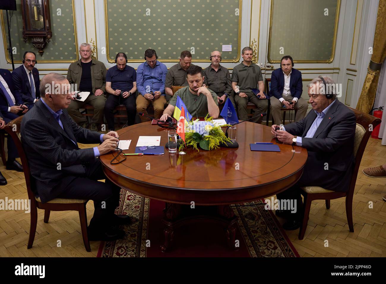 El Presidente de Ucrania Volodymyr Zelenskoy, el Presidente de la República de Türkiye Recep Tayyip Erdoğan y el Secretario General de la ONU António Guterres durante una reunión tripartita en Lviv discutieron la iniciativa de exportación de granos, las peligrosas acciones de Rusia en torno a la central nuclear de Zaporizhzhia, La cuestión de la protección y liberación de los prisioneros de guerra ucranianos y el establecimiento de un Tribunal Especial encargado de examinar el crimen de agresión rusa contra Ucrania. Al saludar a los distinguidos invitados, Volodymyr Zelensky señaló que aprecia su presencia en nuestro país. Foto de stock