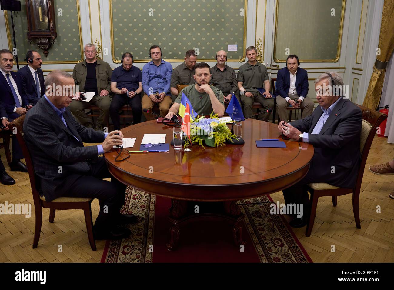 El Presidente de Ucrania Volodymyr Zelensky, el Presidente de la República de Turquía Recep Tayyip Erdogan y el Secretario General de la ONU António Guterres durante una reunión tripartita en Lviv discutieron la iniciativa de exportación de granos, las peligrosas acciones de Rusia en torno a la central nuclear de Zaporizhzhia, La cuestión de la protección y liberación de los prisioneros de guerra ucranianos y el establecimiento de un Tribunal Especial encargado de examinar el crimen de agresión rusa contra Ucrania. Al saludar a los distinguidos invitados, Volodymyr Zelensky señaló que aprecia su presencia en nuestro país. Foto de stock