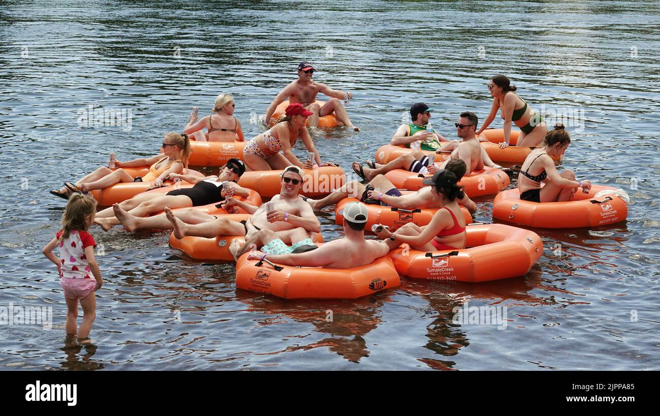 Batir el calor en Oregon. Personas en tubos flotantes en el río Deschutes en Bend, Oregón, durante la ola de calor de julio. Esta es una forma favorita de refrescarse tanto para los lugareños como para los visitantes. Foto de stock