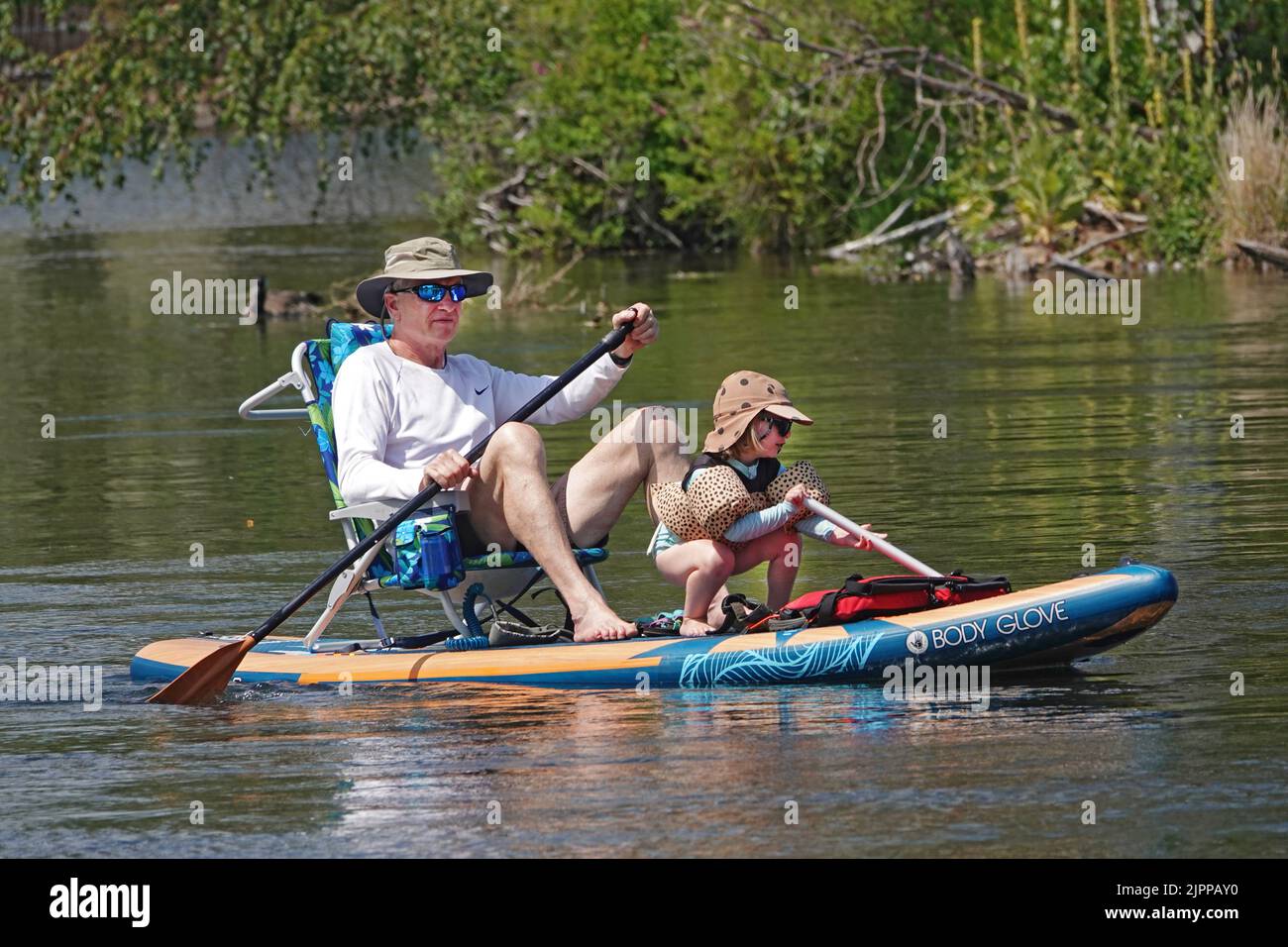 El abuelo y la nieta flotan el río Deschutes en Bend, Oregon, en una
