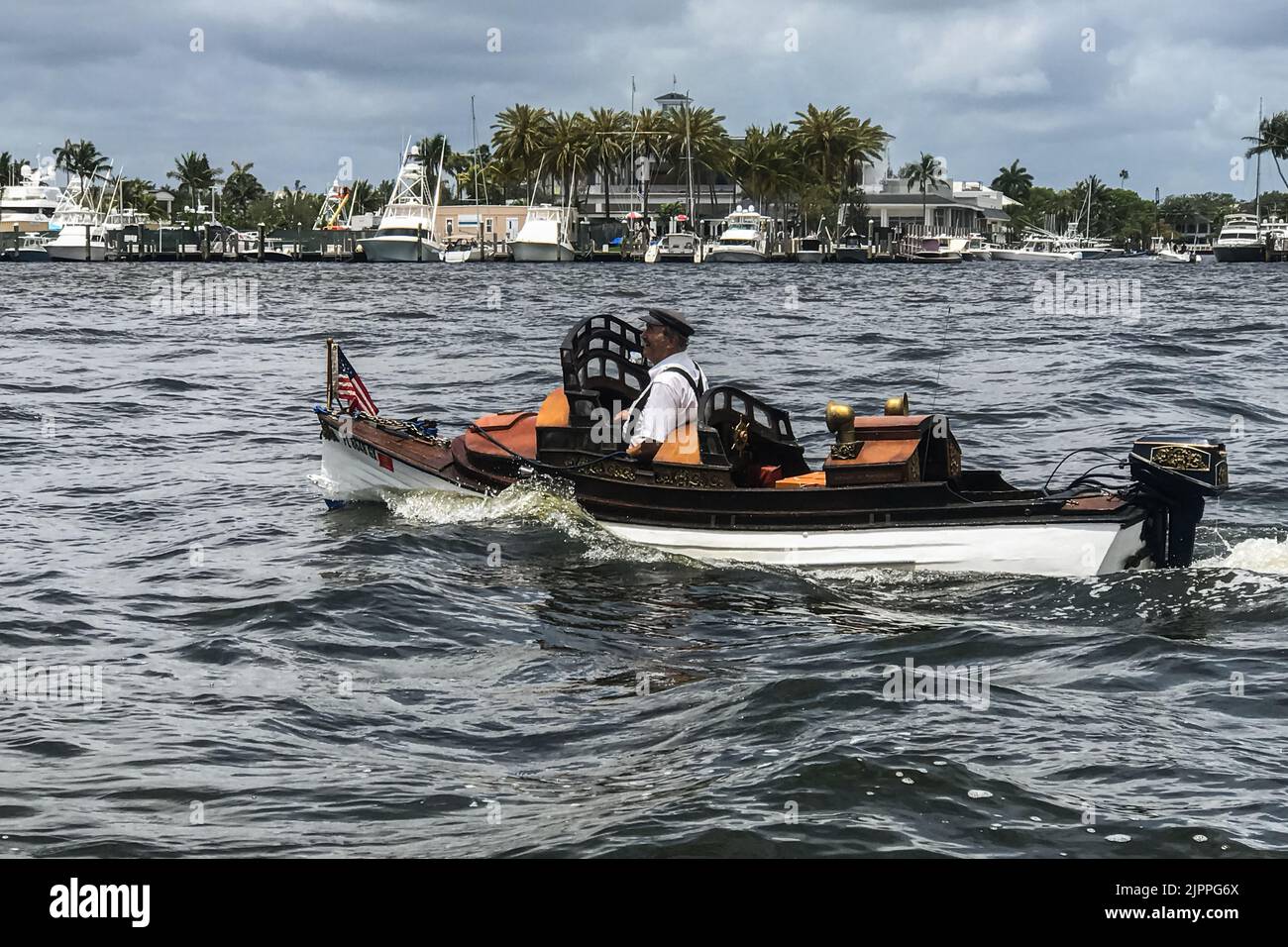 FORT LAUDERDALE, FL / EE.UU. - 23 DE MAYO: Un hombre dirige un extraño y peculiar barco a lo largo de la vía intracostera el 23 de mayo de 2020 en Fort Lauderdale, FL. Foto de stock