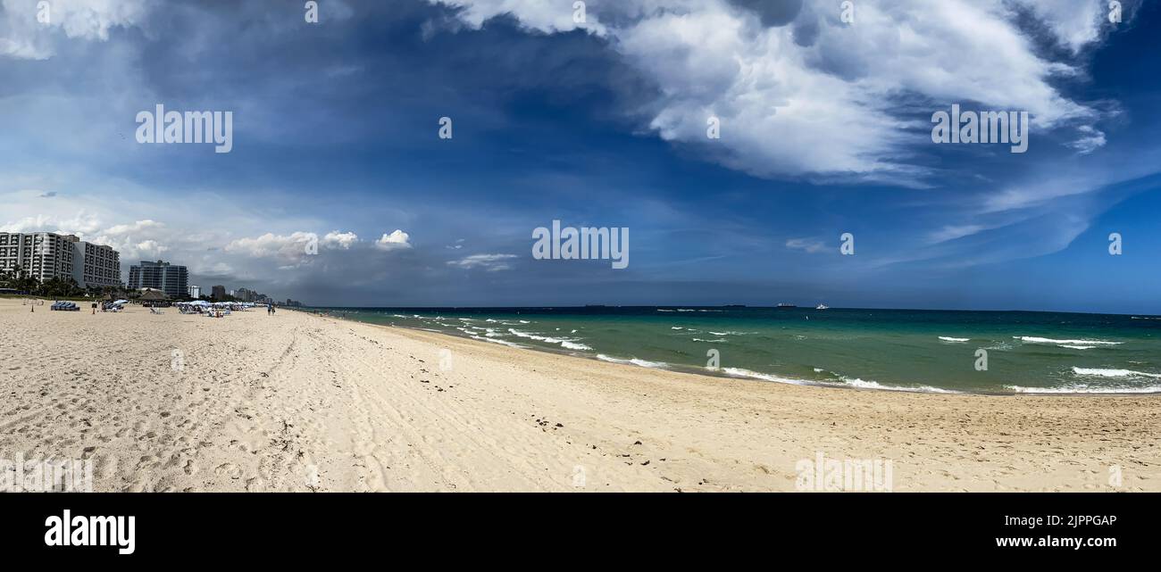 FORT LAUDERDALE, FL / EE.UU. - 5 DE OCTUBRE: Panorama muestra playa, océano y cielo azul a lo largo de la costa el 5 de octubre de 2020 en Fort Lauderdale, FL. Foto de stock