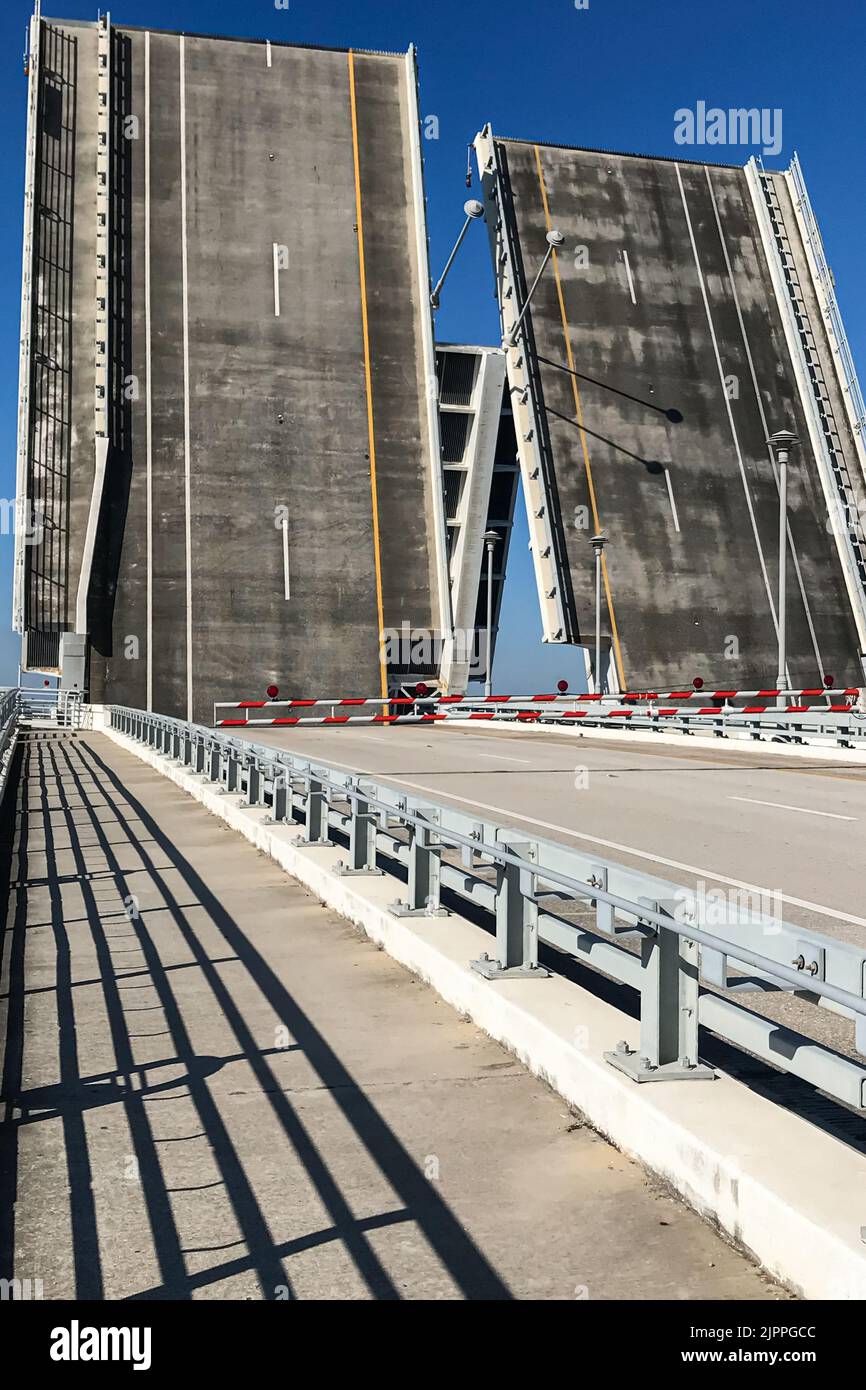 El puente 17th Street Draw se levanta para permitir que los barcos pasen a través de Fort Lauderdale, FL. Foto de stock