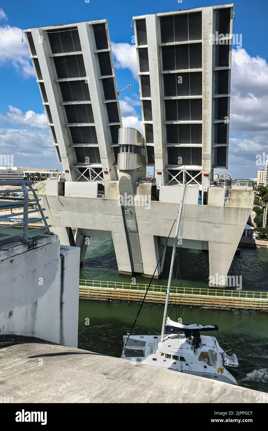 El puente 17th Street Draw se levanta para permitir que un velero pase por Fort Lauderdale, FL. Foto de stock