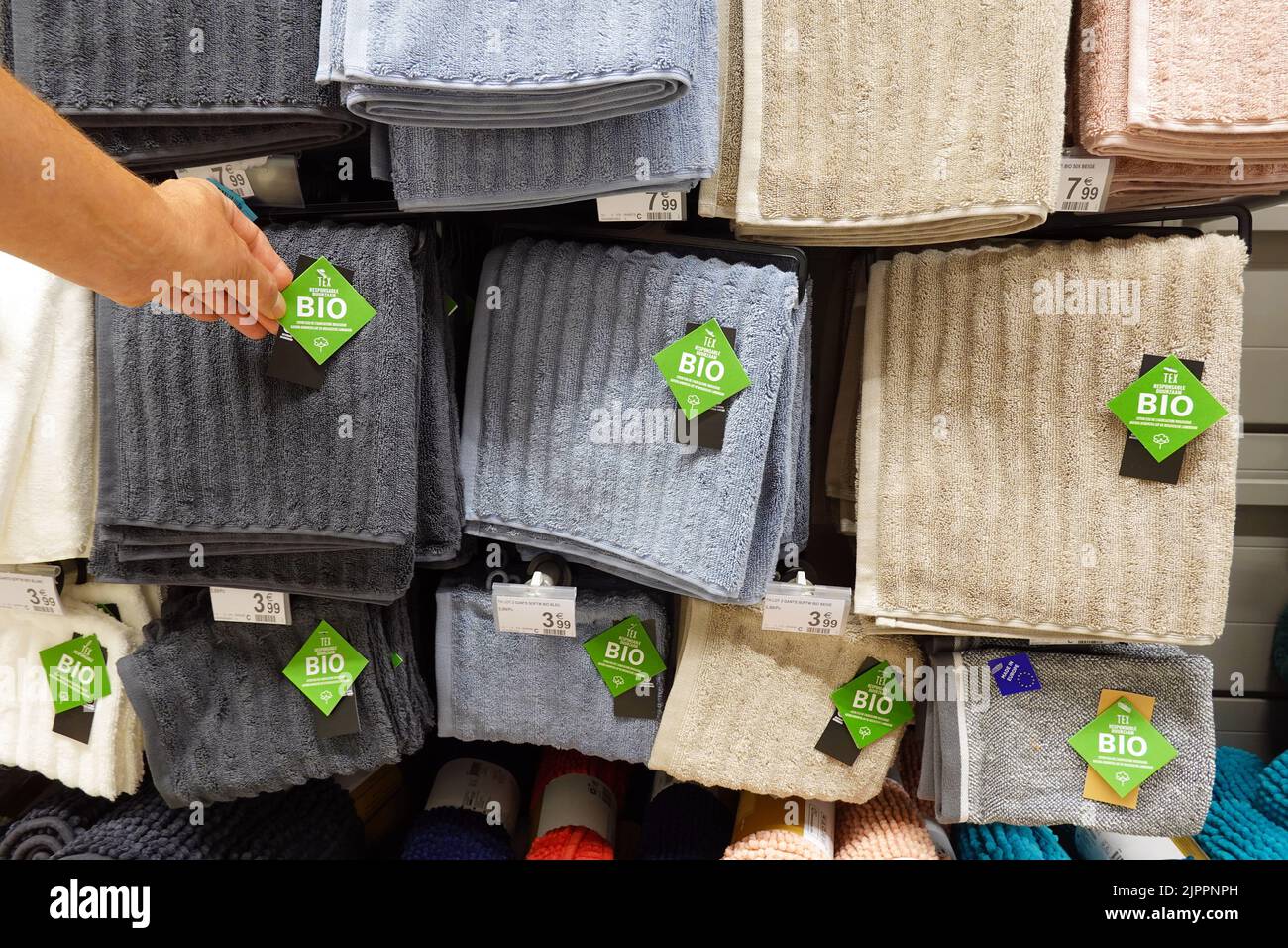Toallas de etiqueta biológica en una tienda Foto de stock
