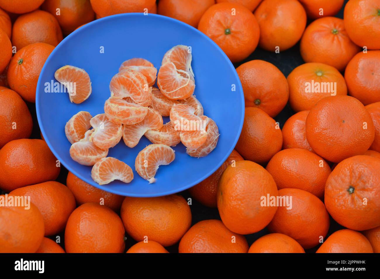 Mandarinas en el mercado Plato con mandarín Foto de stock