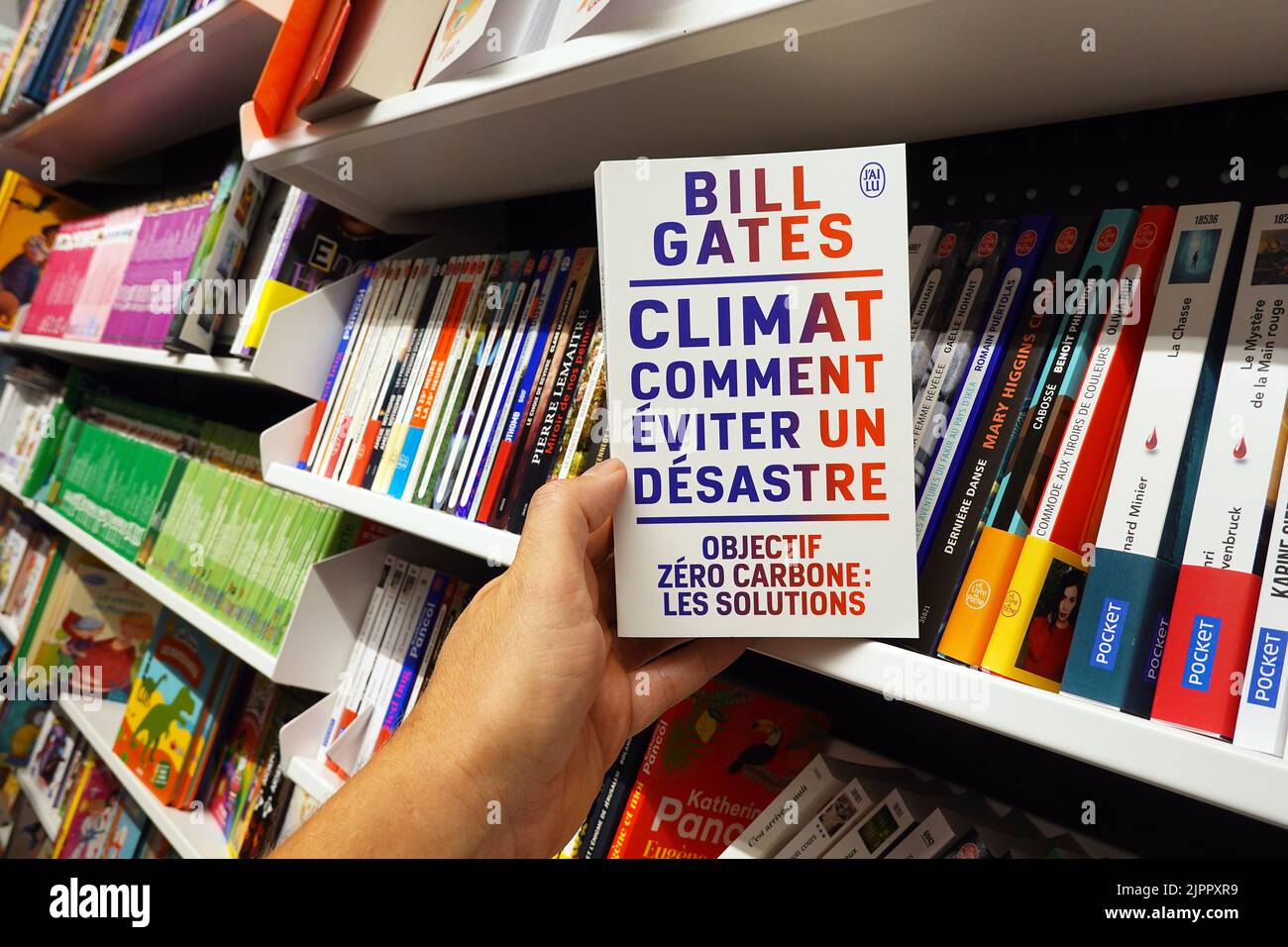 Libro de Bill Gates en una tienda Foto de stock