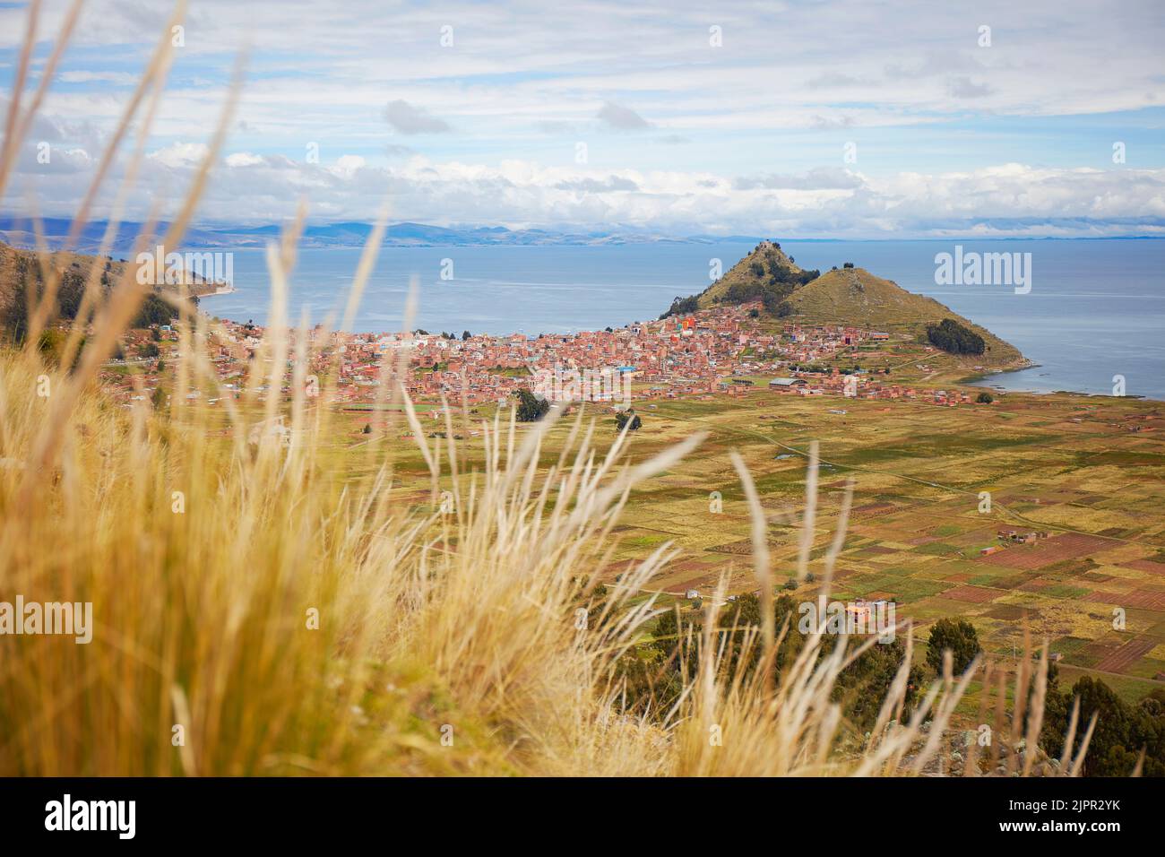 Vista sobre la ciudad de Copacabana en el Lago Titicaca, La Paz, Bolivia. Foto de stock