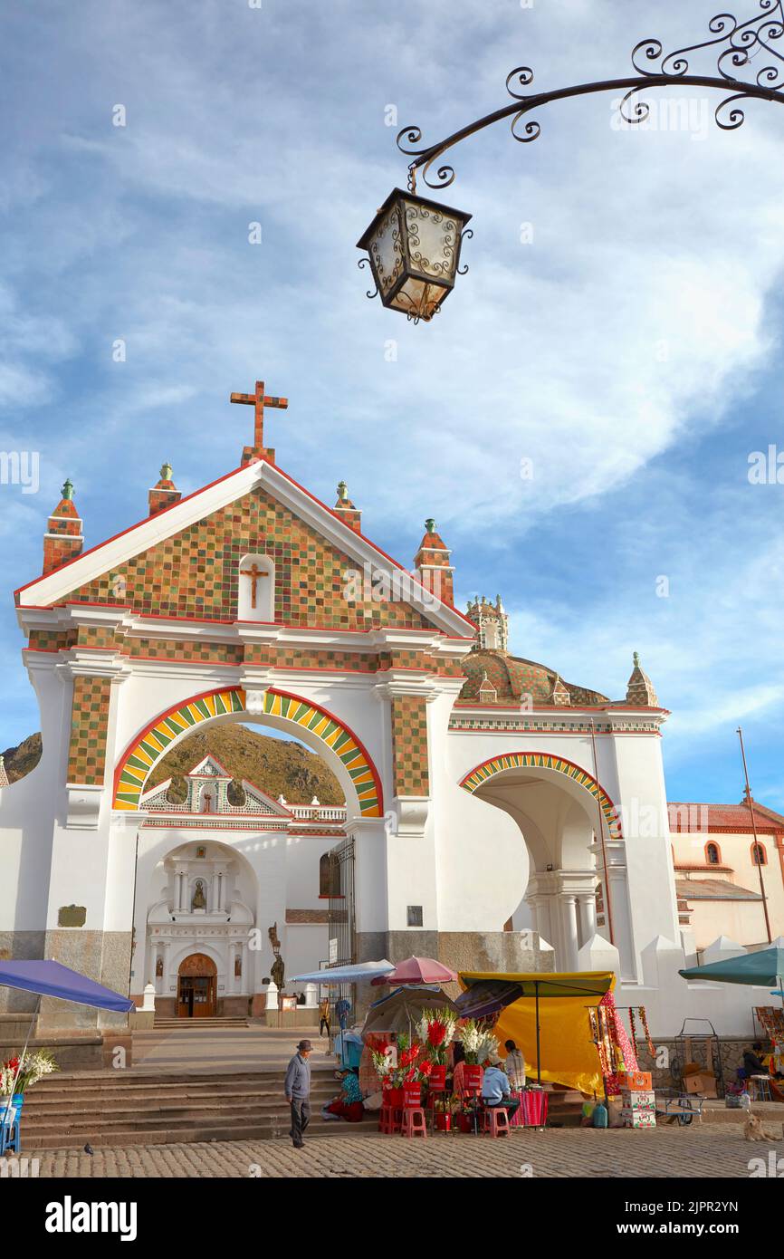 La entrada principal de la Basílica de Nuestra Señora de Copacabana, un edificio colonial español en Copacabana, Lago Titicaca, La Paz, Bolivia. Foto de stock