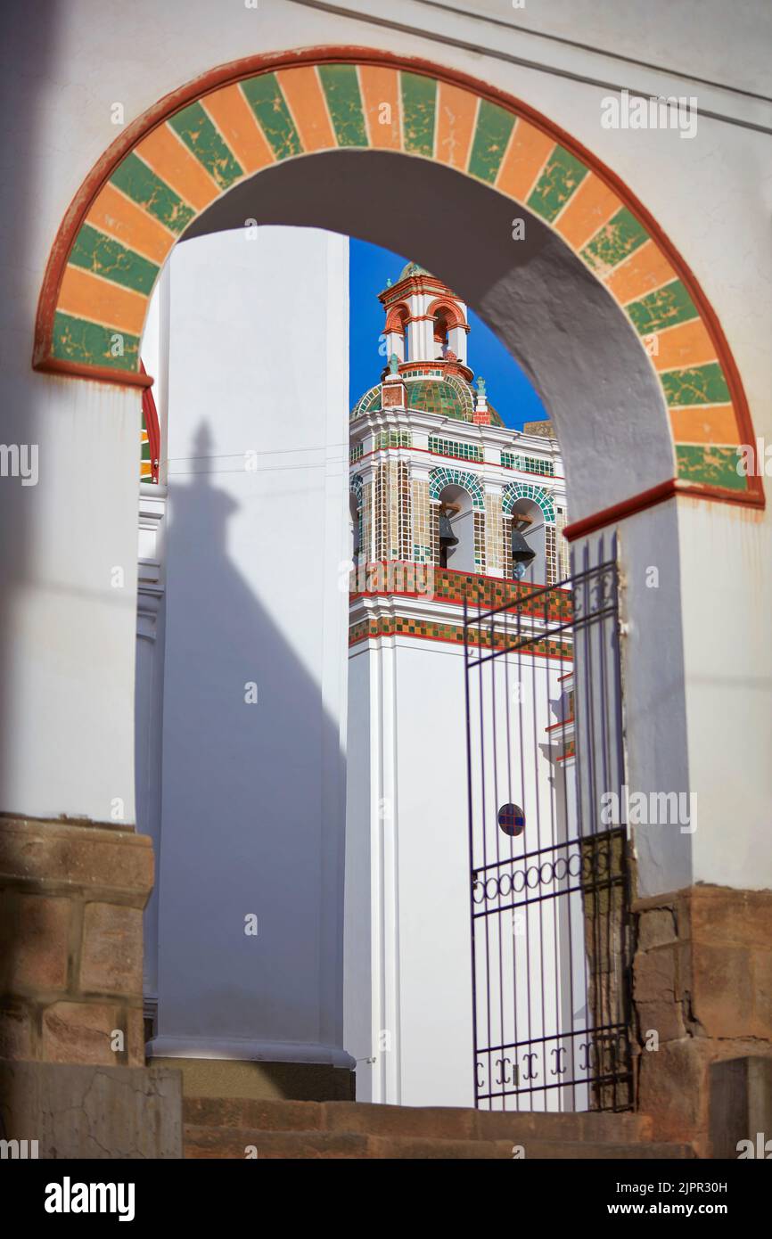 Uno de los arcos de entrada de la 'Basílica de Nuestra Señora de Copacabana', un edificio colonial español en Copacabana, Lago Titicaca, La Paz, Bolivia. Foto de stock