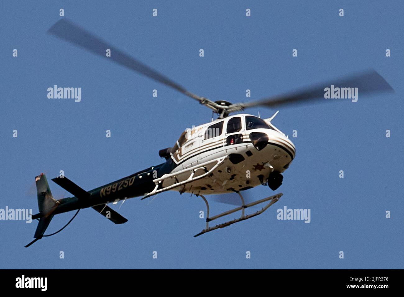 Palm Springs, California, Estados Unidos. 19th de Ago de 2022. Un helicóptero del Sheriff del Condado de Riverside orbitando sobre una llamada en Palm Springs California. (Imagen de crédito: © Ian L. Sitren/ZUMA Press Wire) Crédito: ZUMA Press, Inc./Alamy Live News Foto de stock