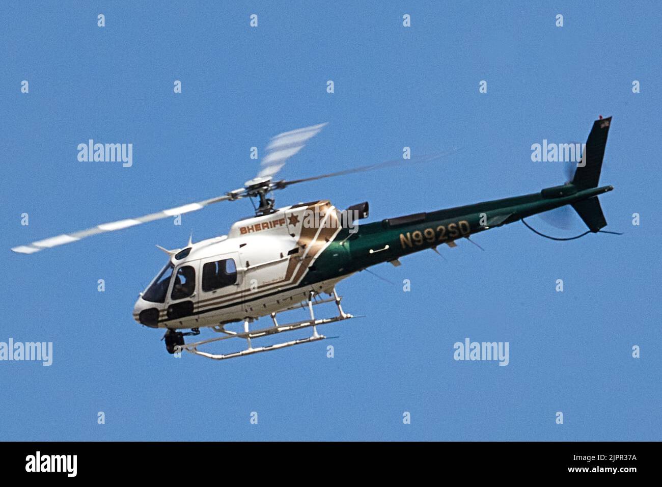 Palm Springs, California, Estados Unidos. 19th de Ago de 2022. Un helicóptero del Sheriff del Condado de Riverside orbitando sobre una llamada en Palm Springs California. (Imagen de crédito: © Ian L. Sitren/ZUMA Press Wire) Crédito: ZUMA Press, Inc./Alamy Live News Foto de stock
