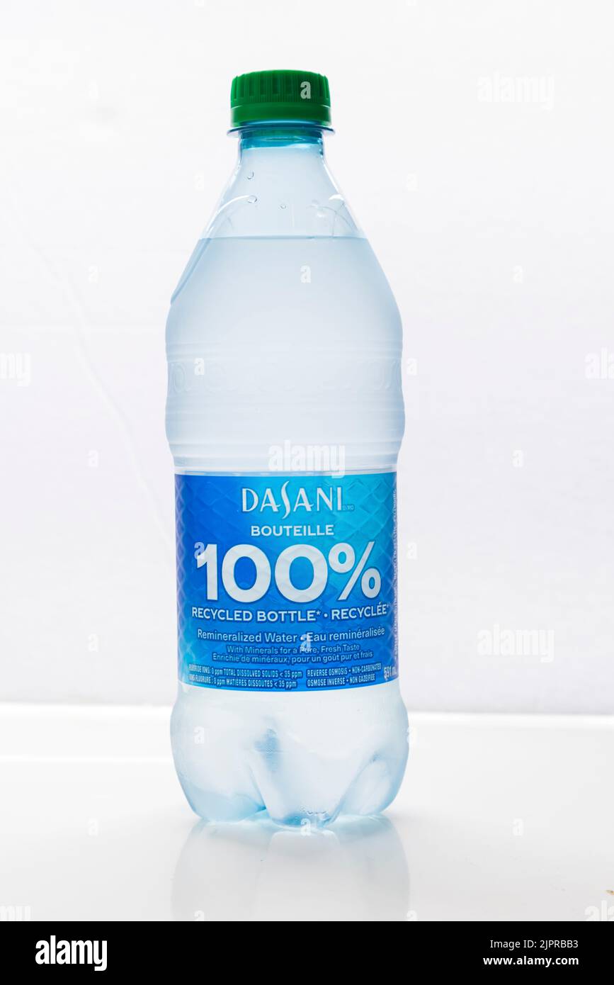 https://c8.alamy.com/compes/2jprbb3/calgary-alberta-canada-19-ago-2022-una-botella-de-agua-dasani-de-591-ml-sobre-fondo-blanco-2jprbb3.jpg